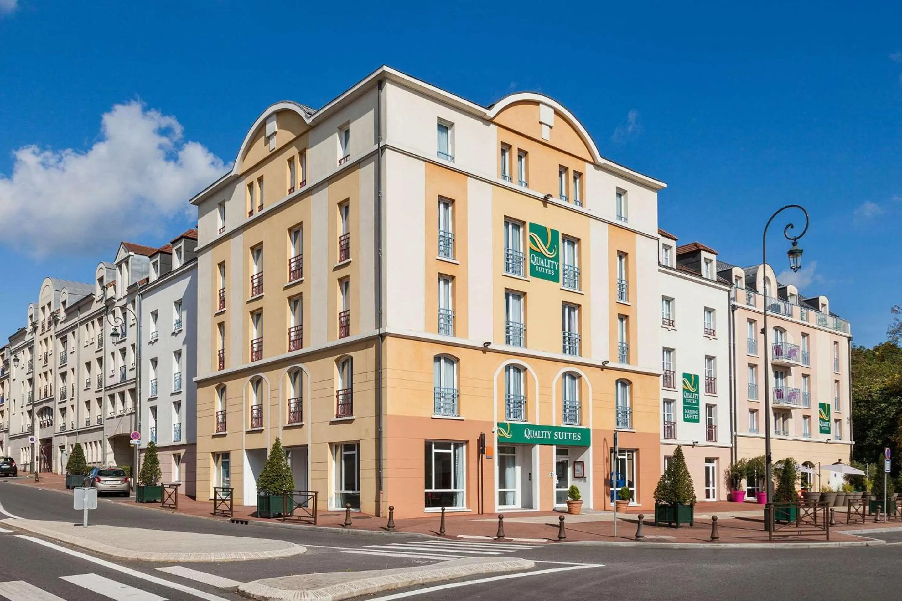Property building in Hôtel Quality Suites Maisons-Laffitte Paris Ouest