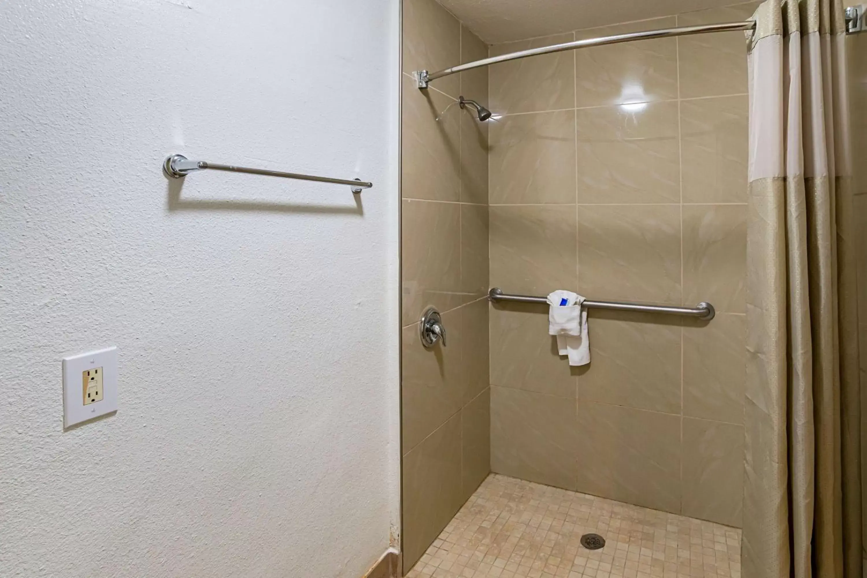 Shower, Bathroom in Motel 6-Grand Prairie, TX - Near Six Flags Drive