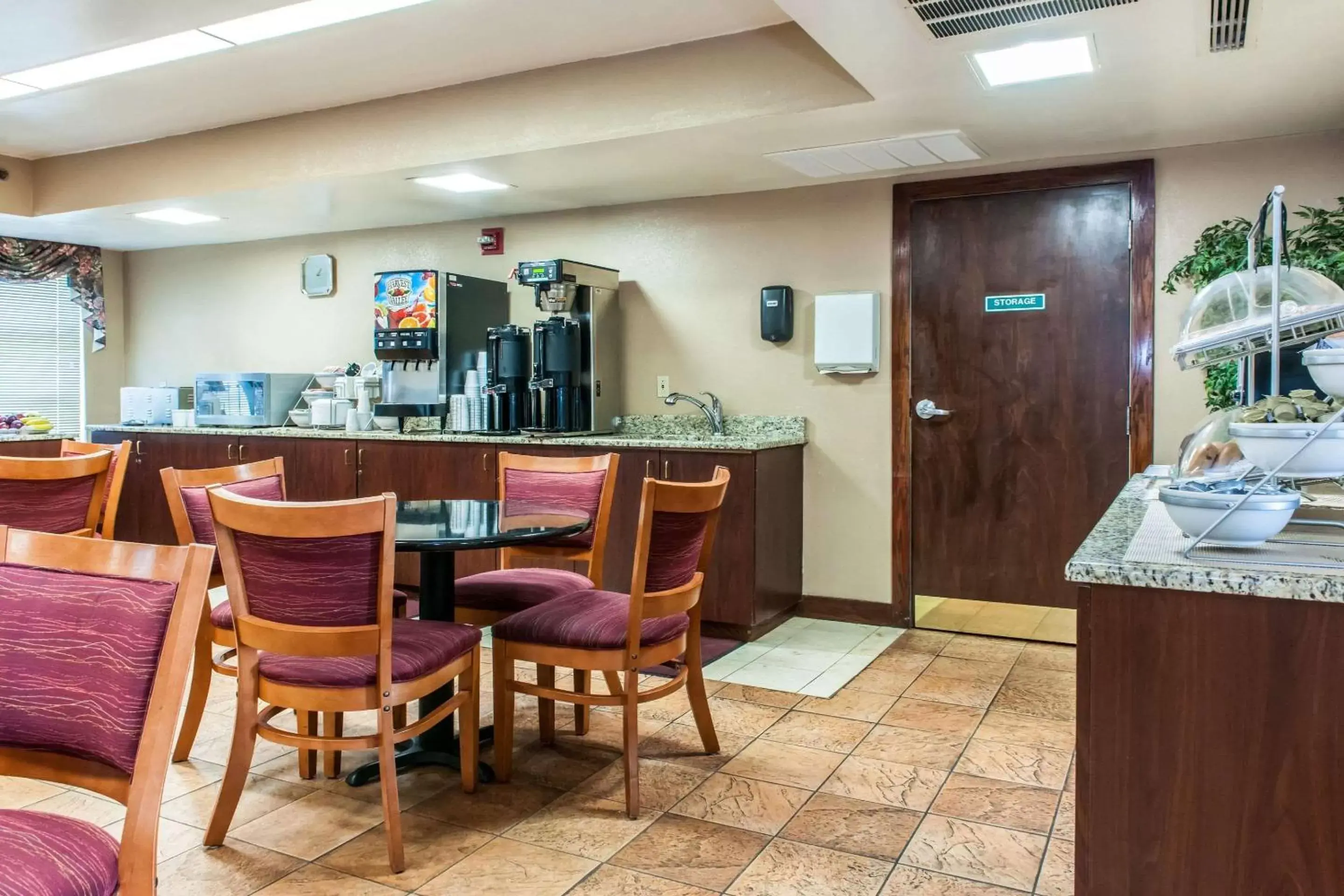 Restaurant/Places to Eat in Clarion Inn & Suites Northwest