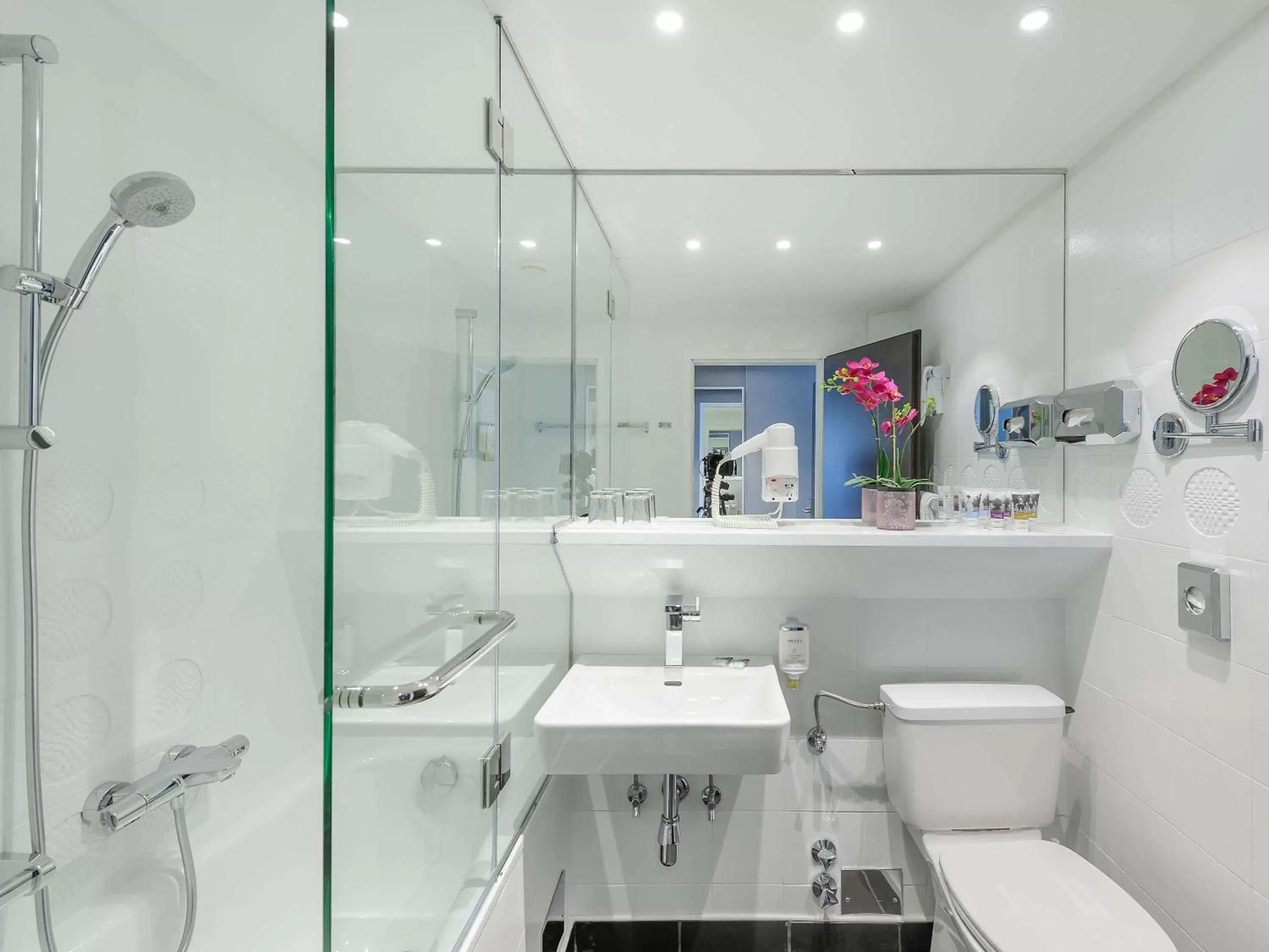 Photo of the whole room, Bathroom in Mercure Hotel Raphael Wien