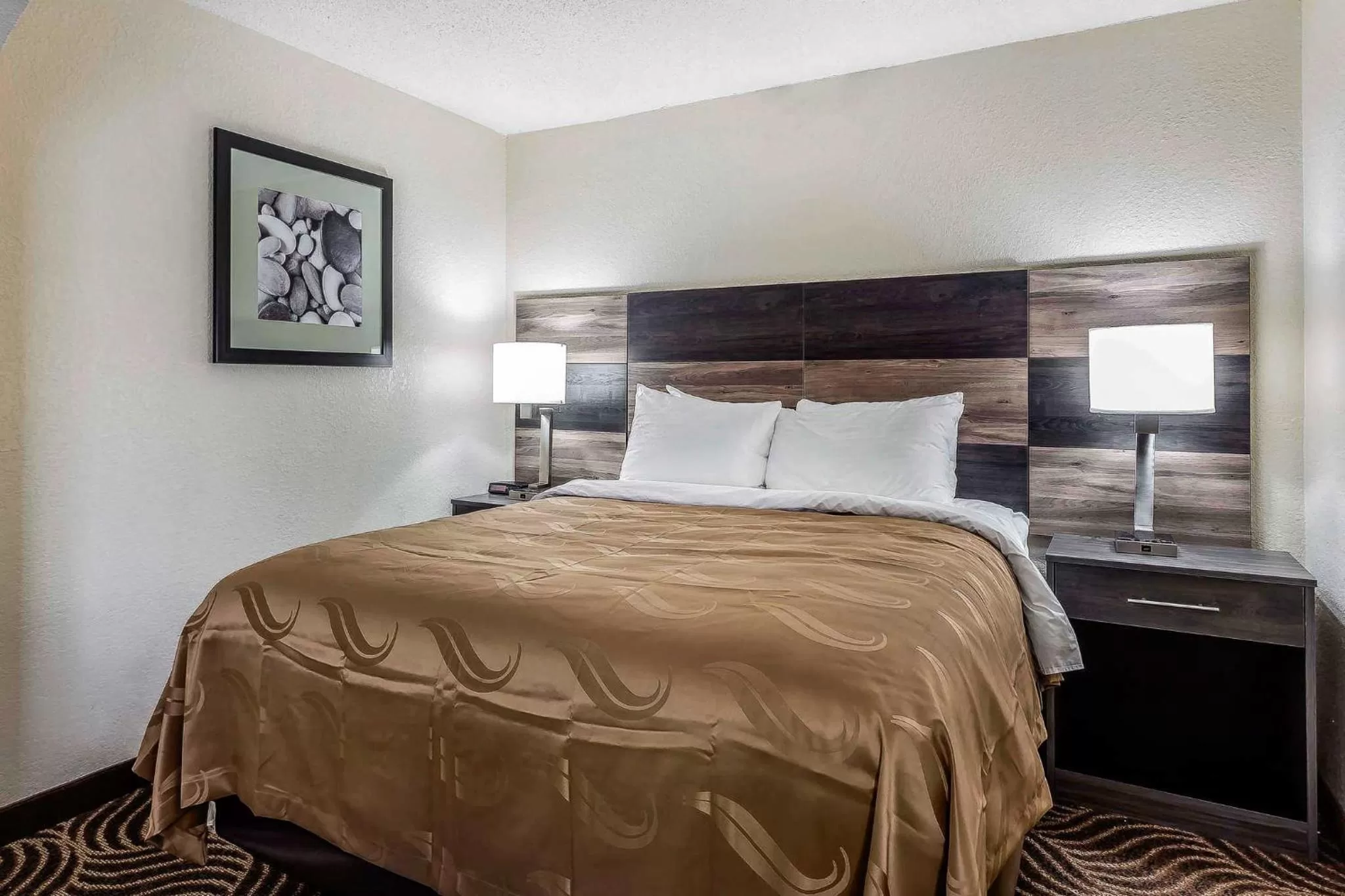 Bed in Quality Inn & Suites Salisbury South