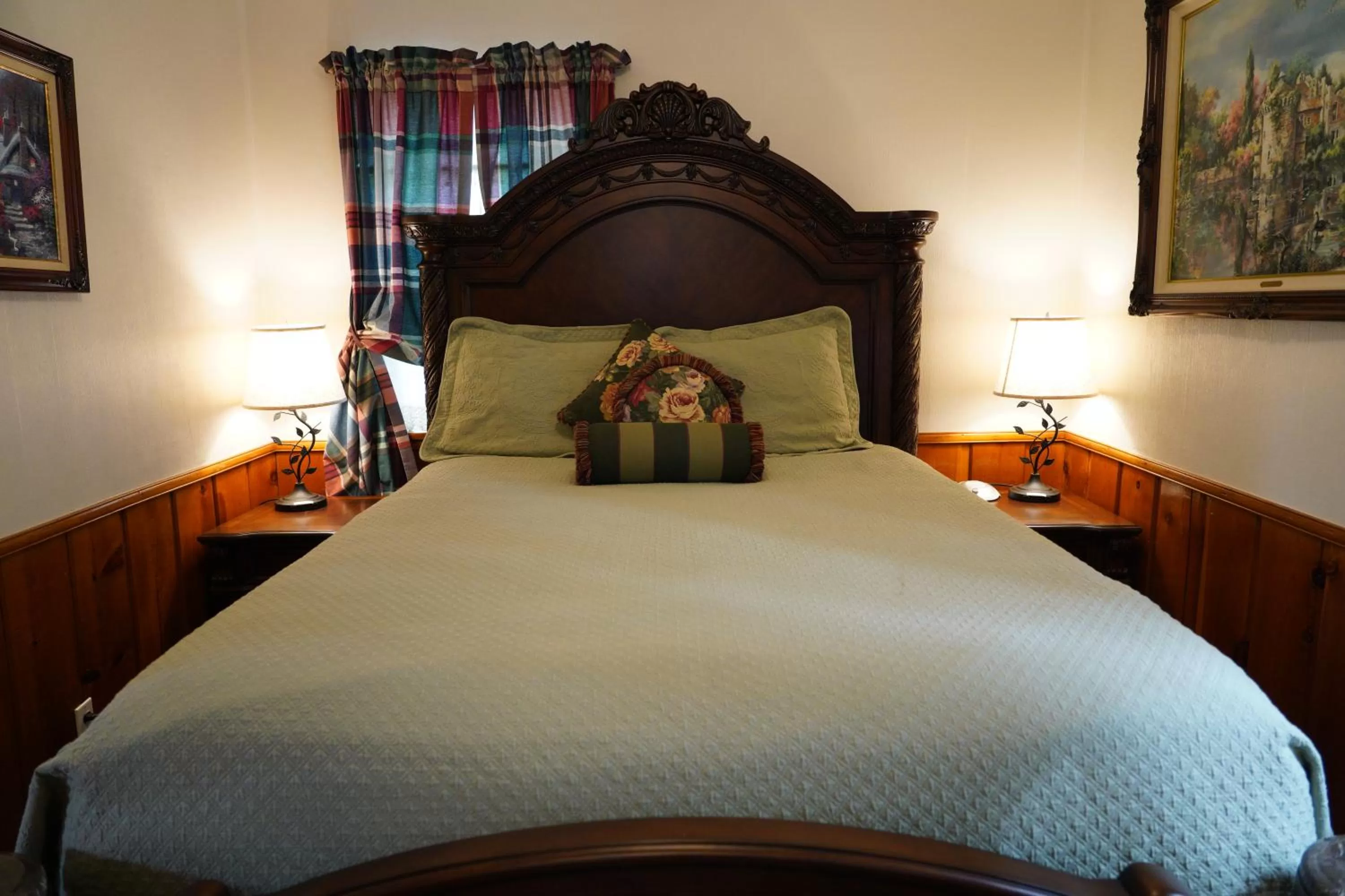 Bedroom, Bed in Hillcrest Suites & Cabins