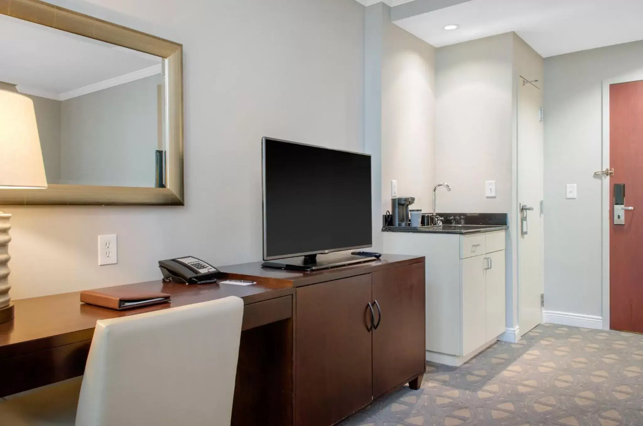 Photo of the whole room, TV/Entertainment Center in Omni Riverfront New Orleans