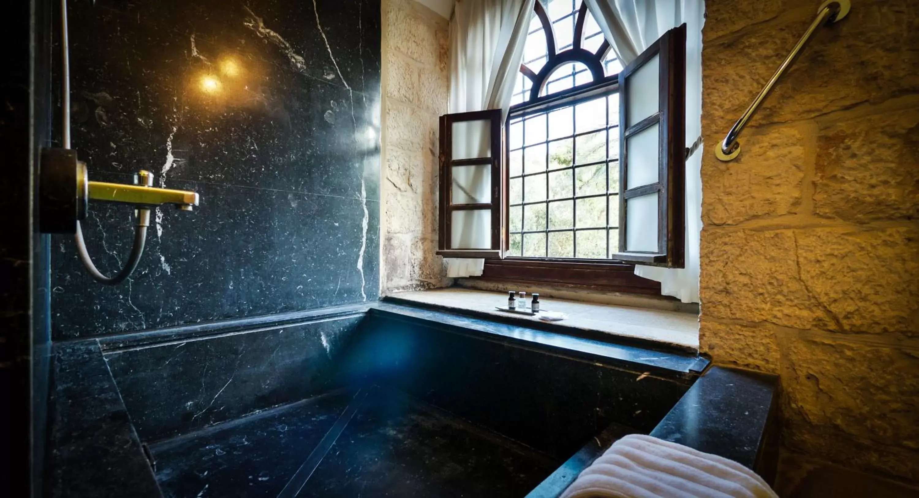 Luxury Suite with Bath in Alegra Boutique Hotel