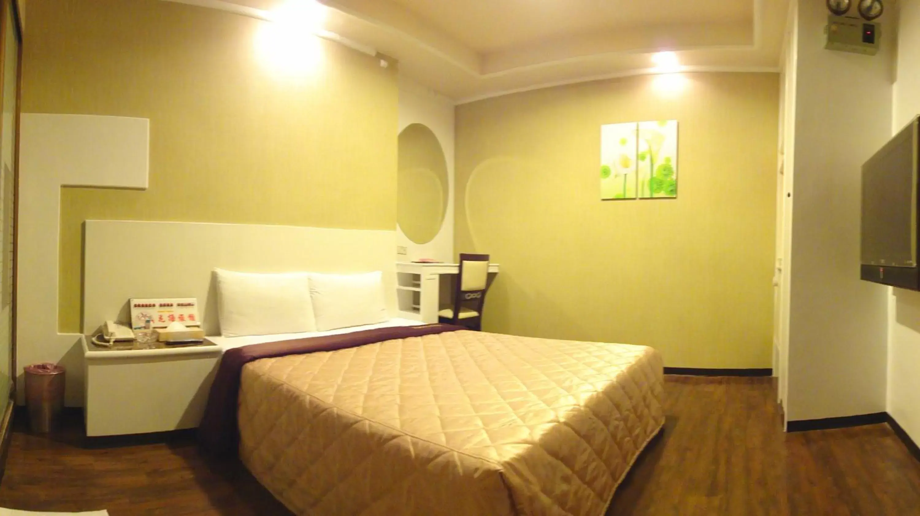 Photo of the whole room, Bed in Hua Yue Hotel