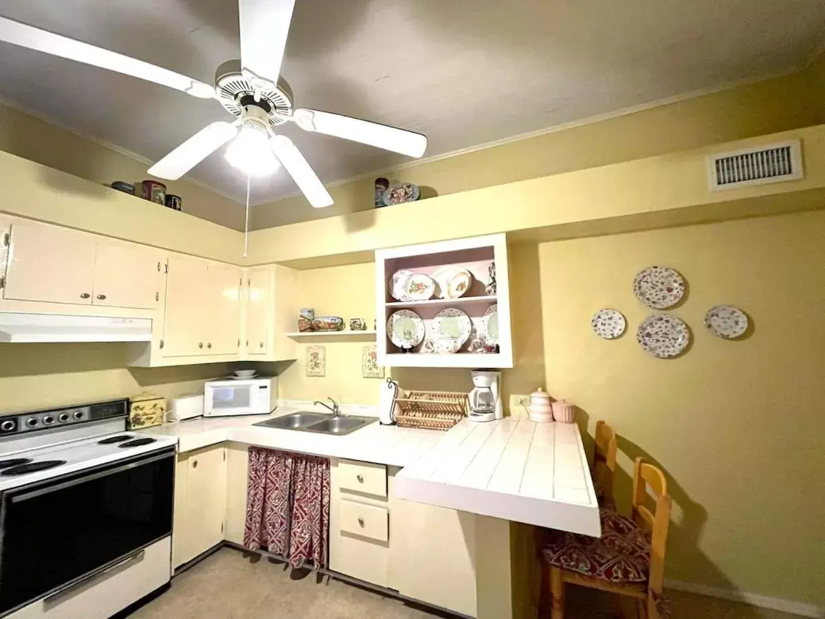 Kitchen/Kitchenette in Grady House Bed and Breakfast