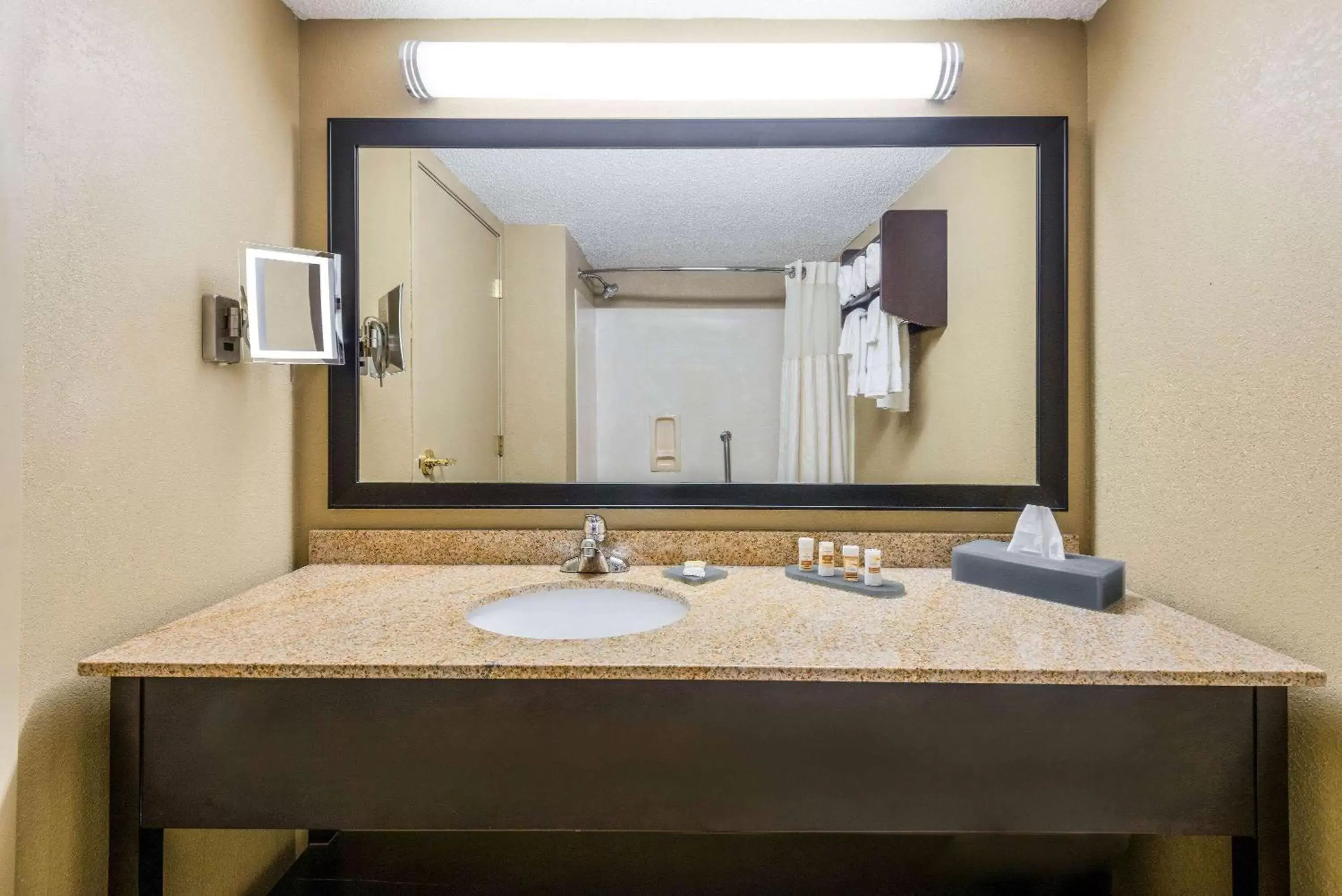 Bathroom in La Quinta Inn & Suites - New River Gorge National Park