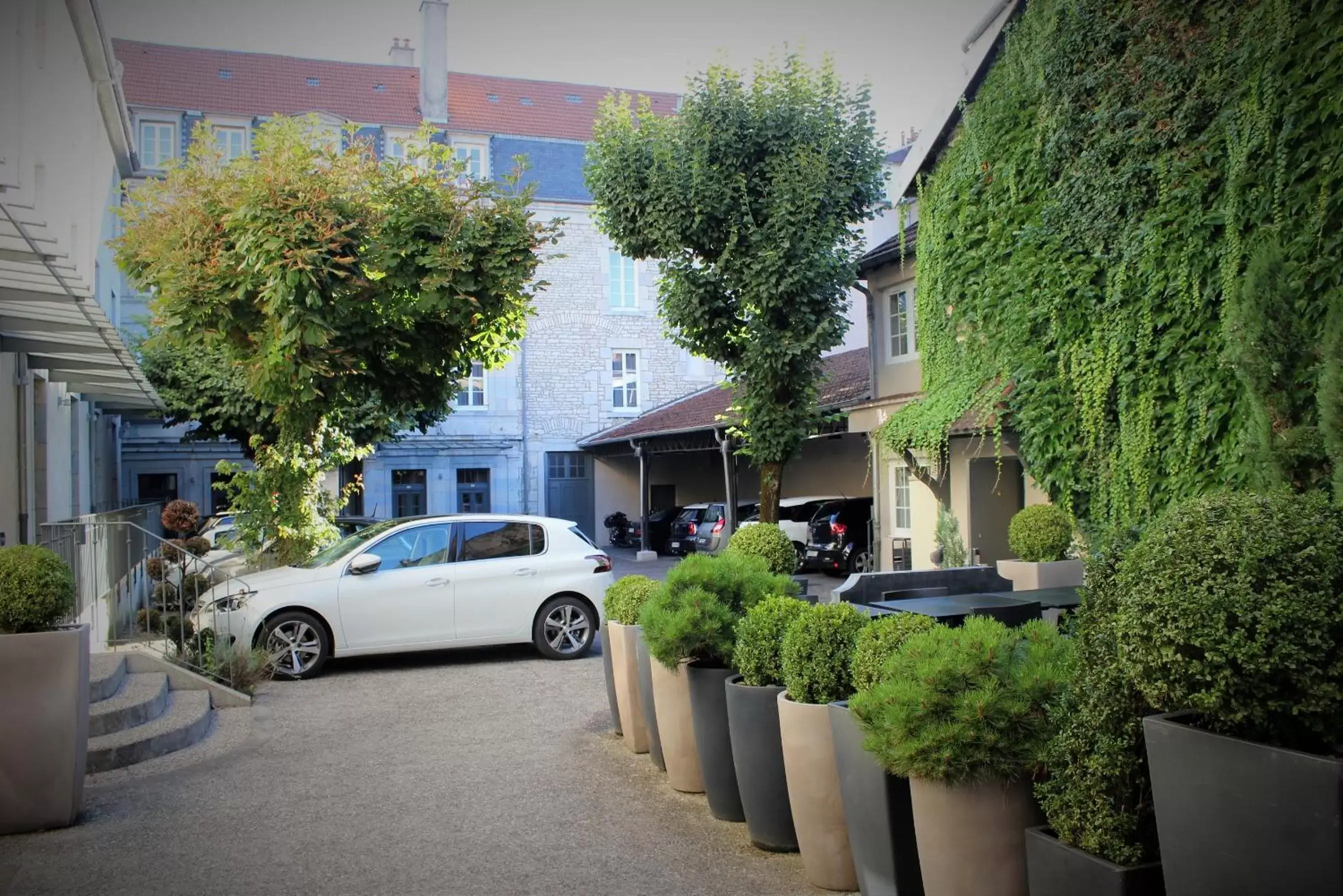 Parking, Property Building in Hôtel de Paris