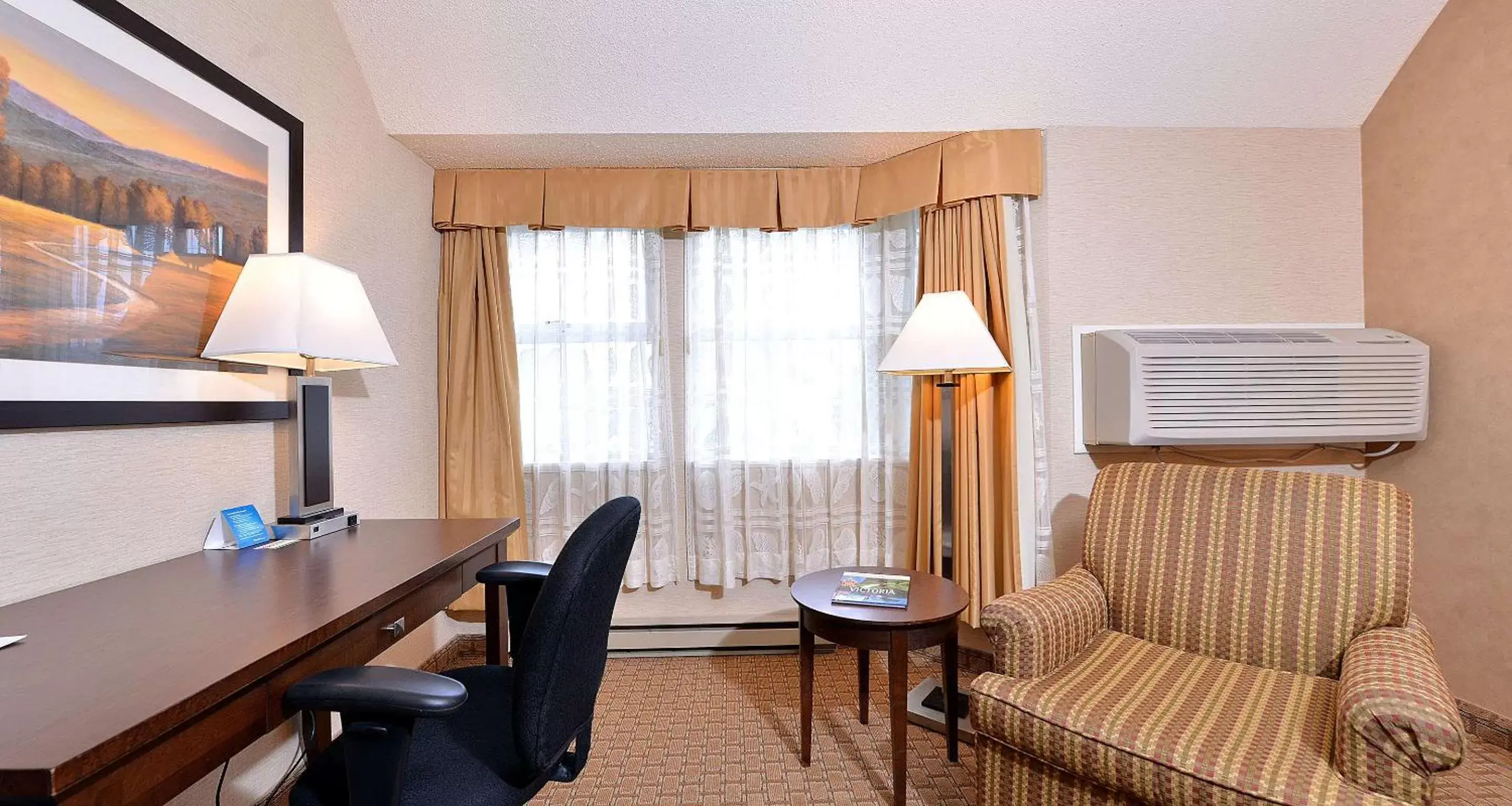 Photo of the whole room in Best Western Plus Emerald Isle Hotel