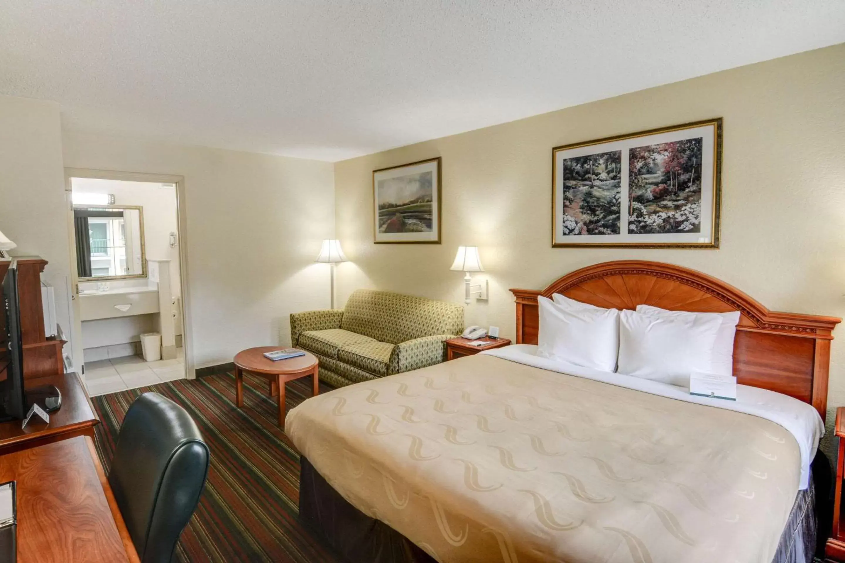 Photo of the whole room, Bed in Quality Inn & Suites Biltmore East