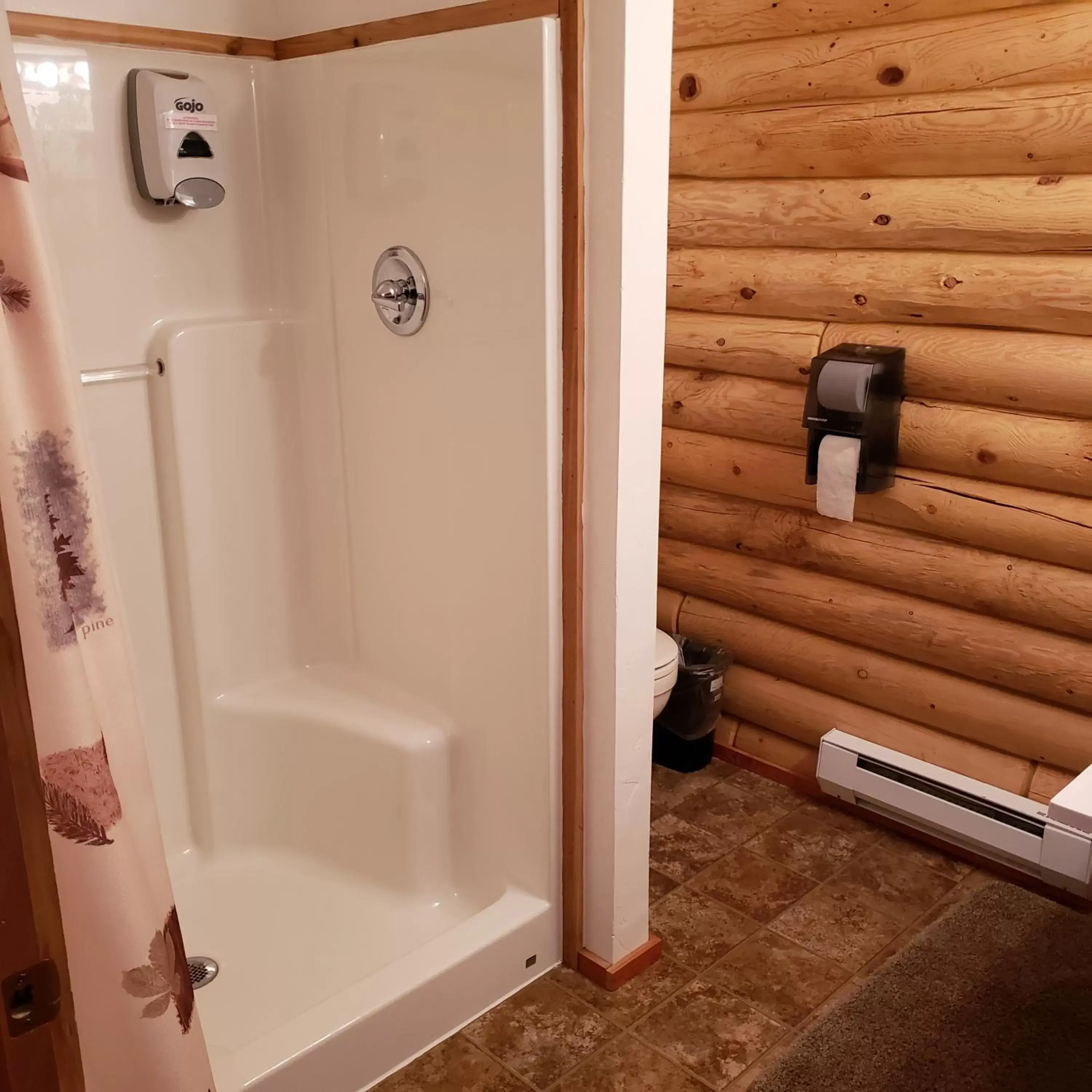 Bathroom in Wolf Den Log Cabin Motel and RV Park