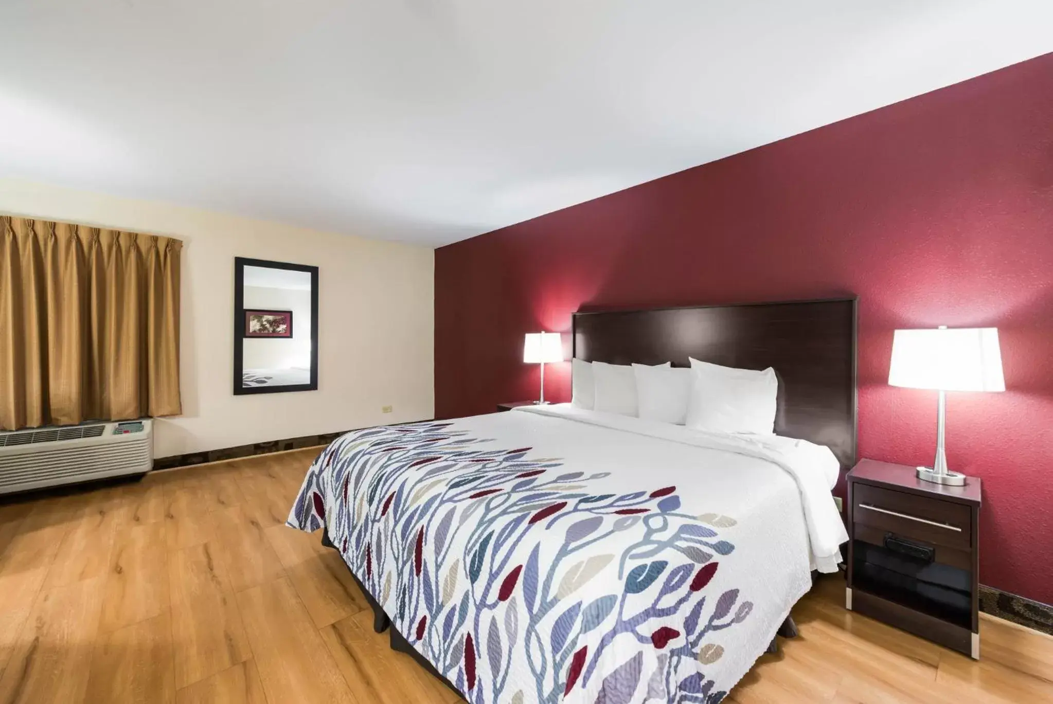 Photo of the whole room, Bed in Red Roof Inn & Suites Monee