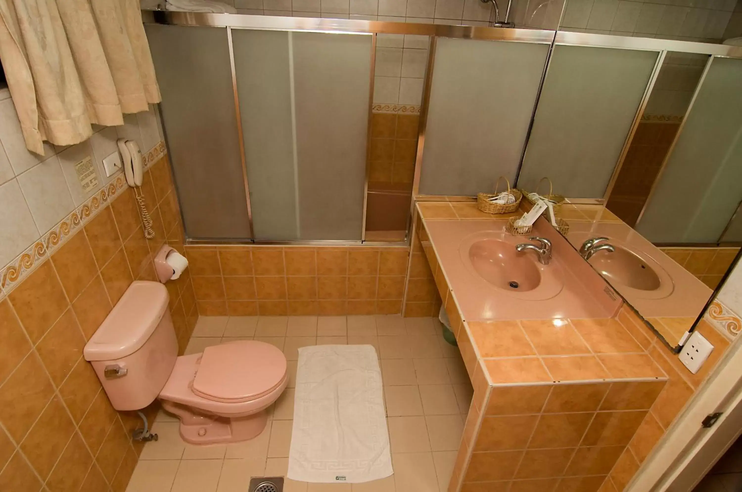 Toilet, Bathroom in Elegant Circle Inn