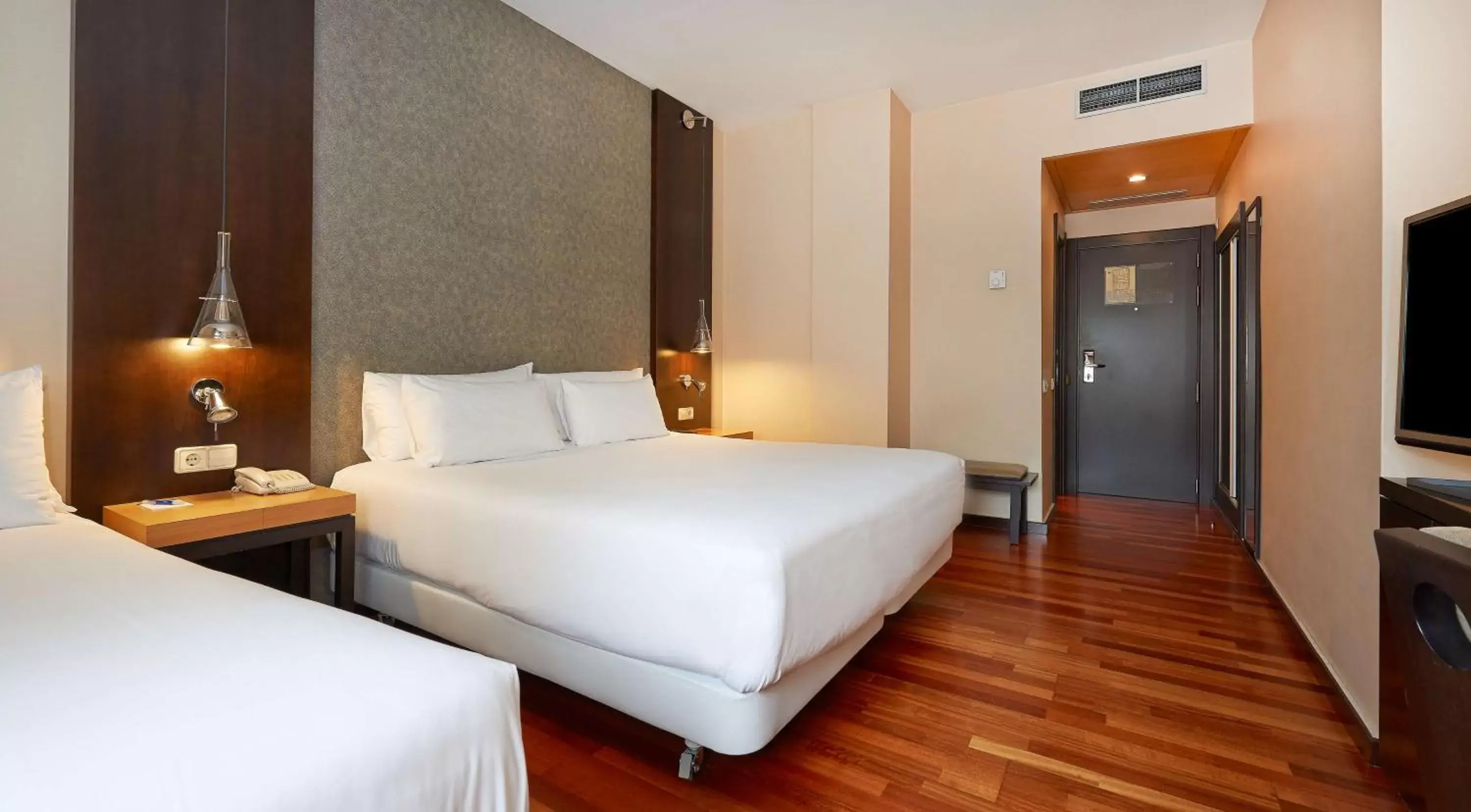 Photo of the whole room, Bed in NH Barcelona Eixample