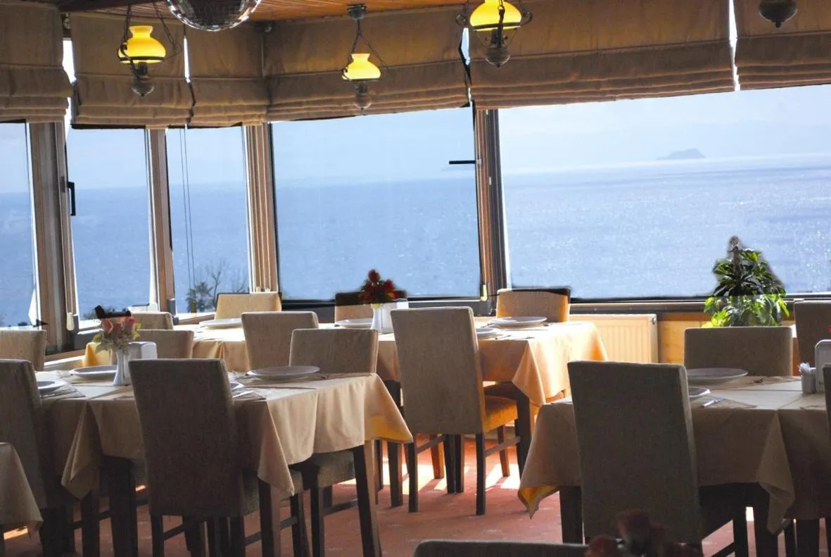 Restaurant/places to eat in Grand Liza Hotel