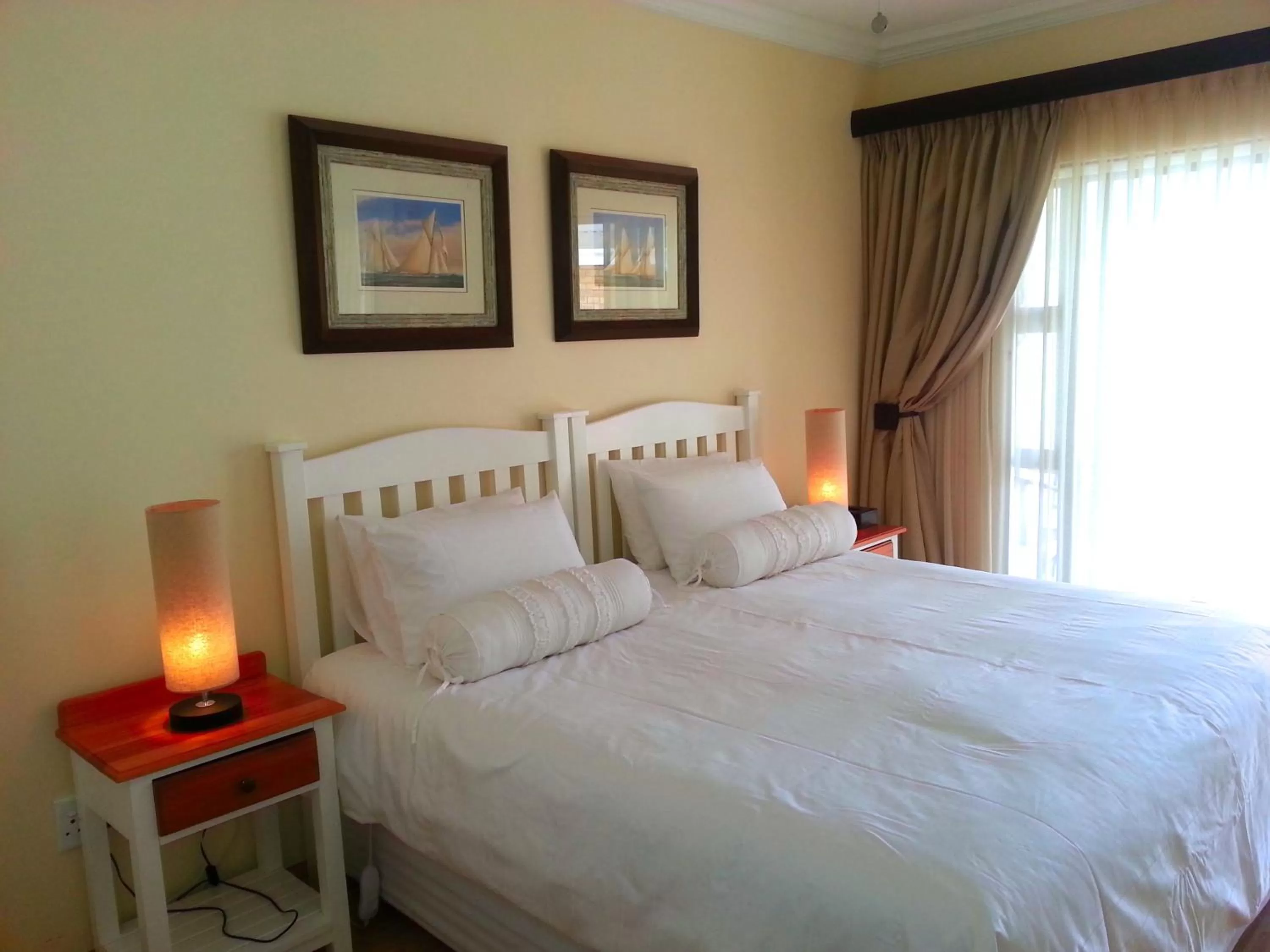 Photo of the whole room, Bed in Majestic