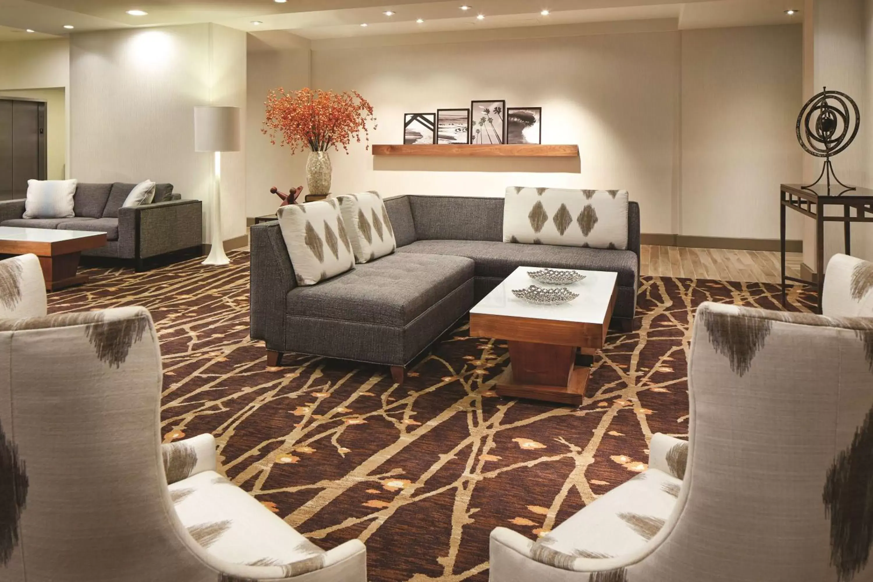 Lobby or reception, Seating Area in DoubleTree by Hilton LAX - El Segundo