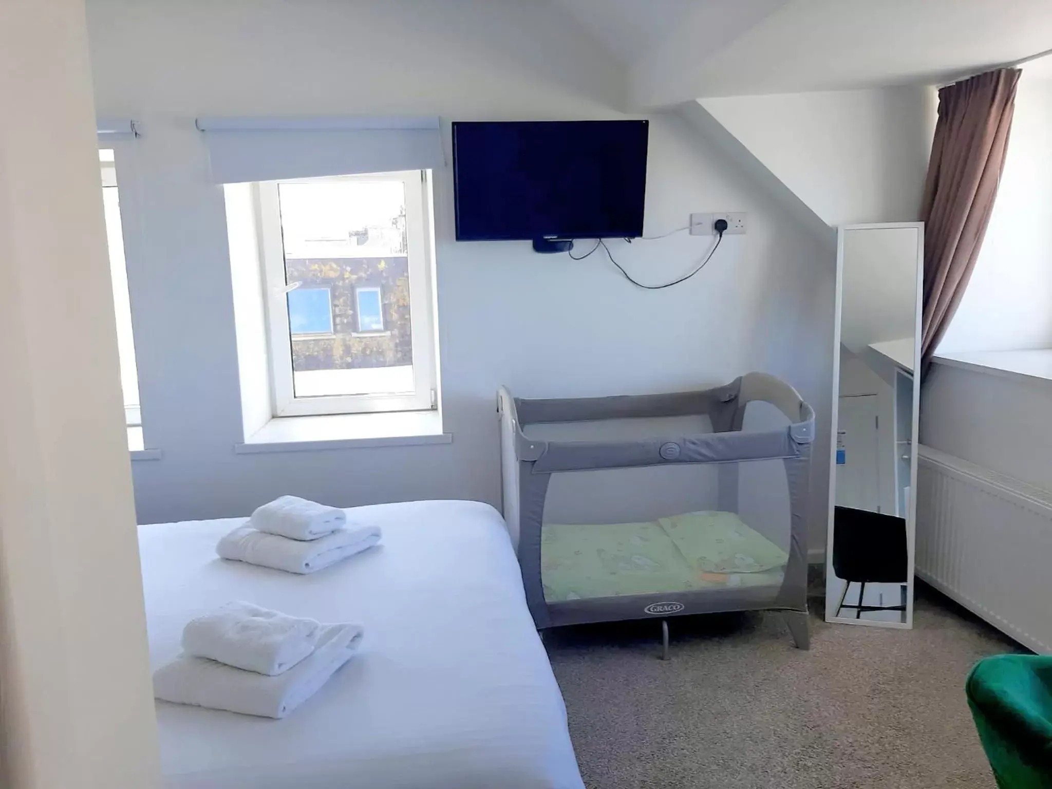 Bed, TV/Entertainment Center in Newquay Beach Hotel
