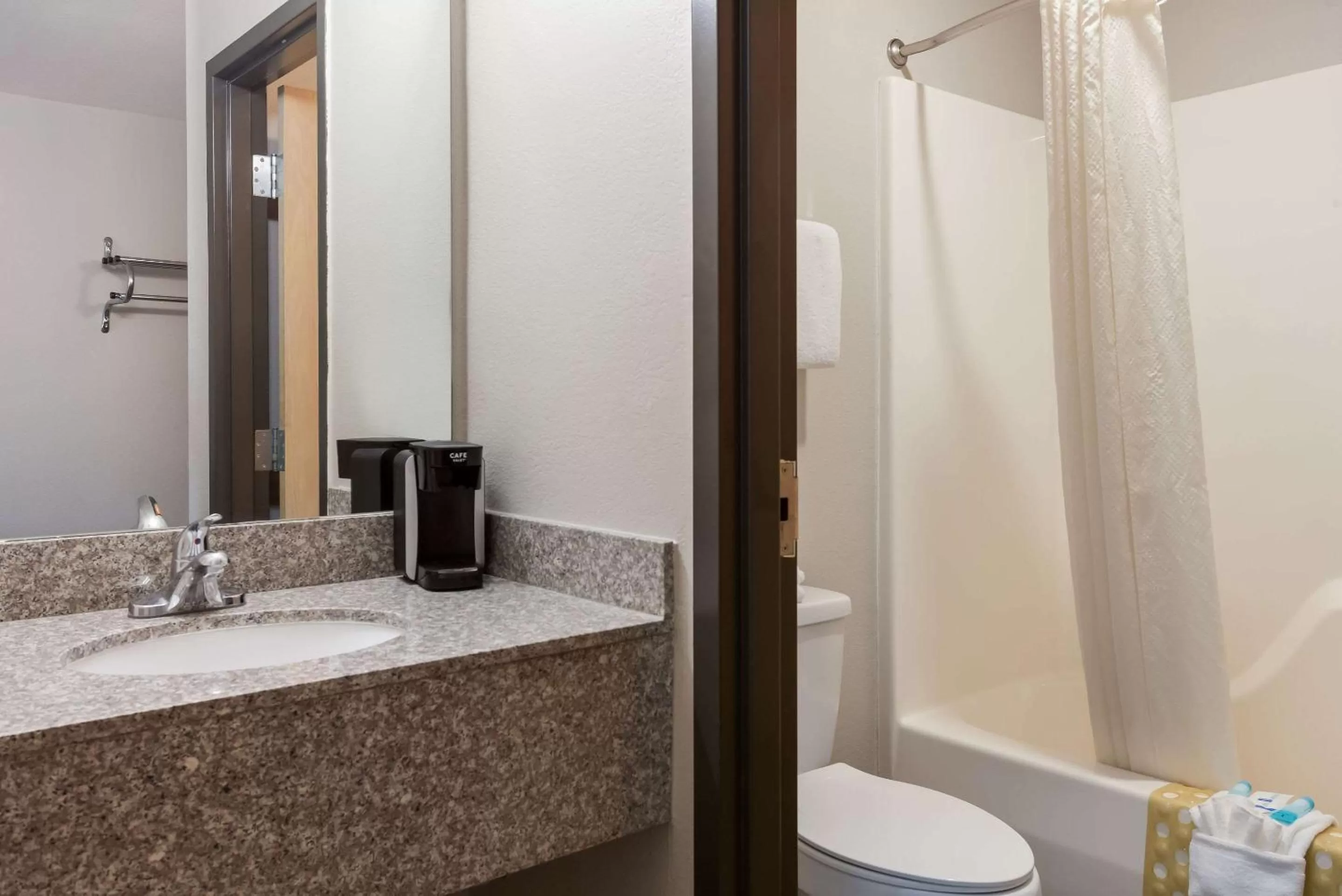 Bedroom in Rodeway Inn Branson, Brick House