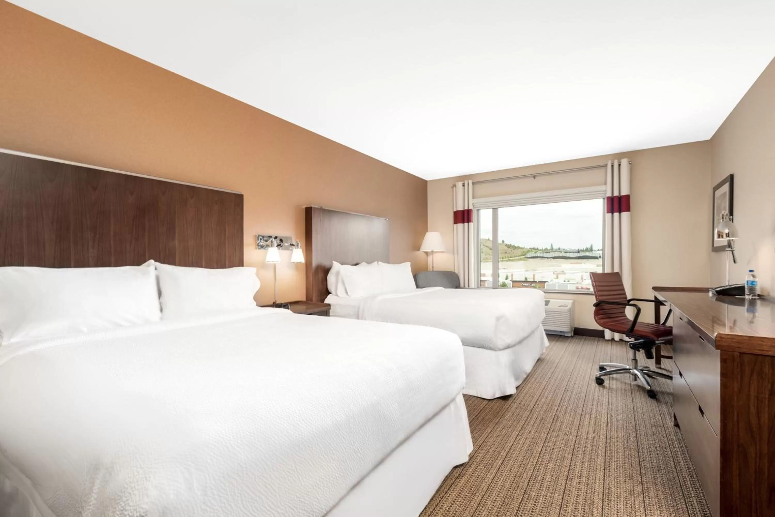 Photo of the whole room, Bed in Four Points by Sheraton Kelowna Airport