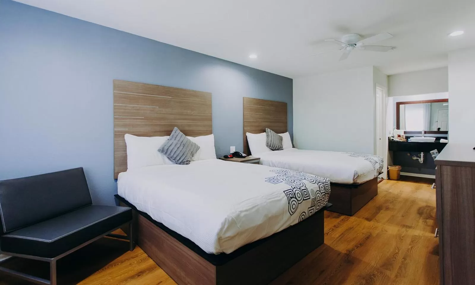 Bedroom, Bed in Scottish Inn & Suites - Kemah Boardwalk