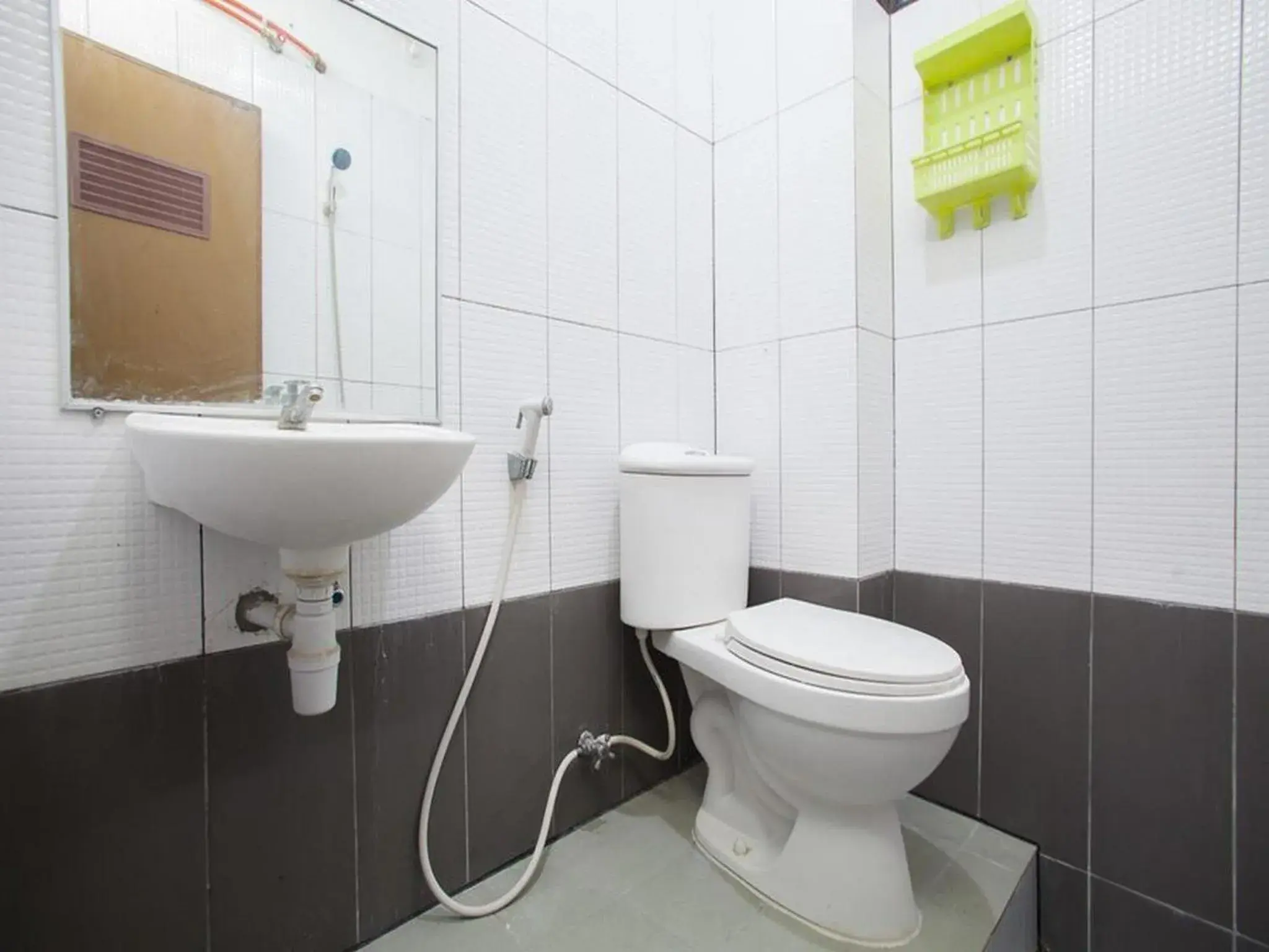 Bathroom in RedDoorz Syariah near DBL Arena 2