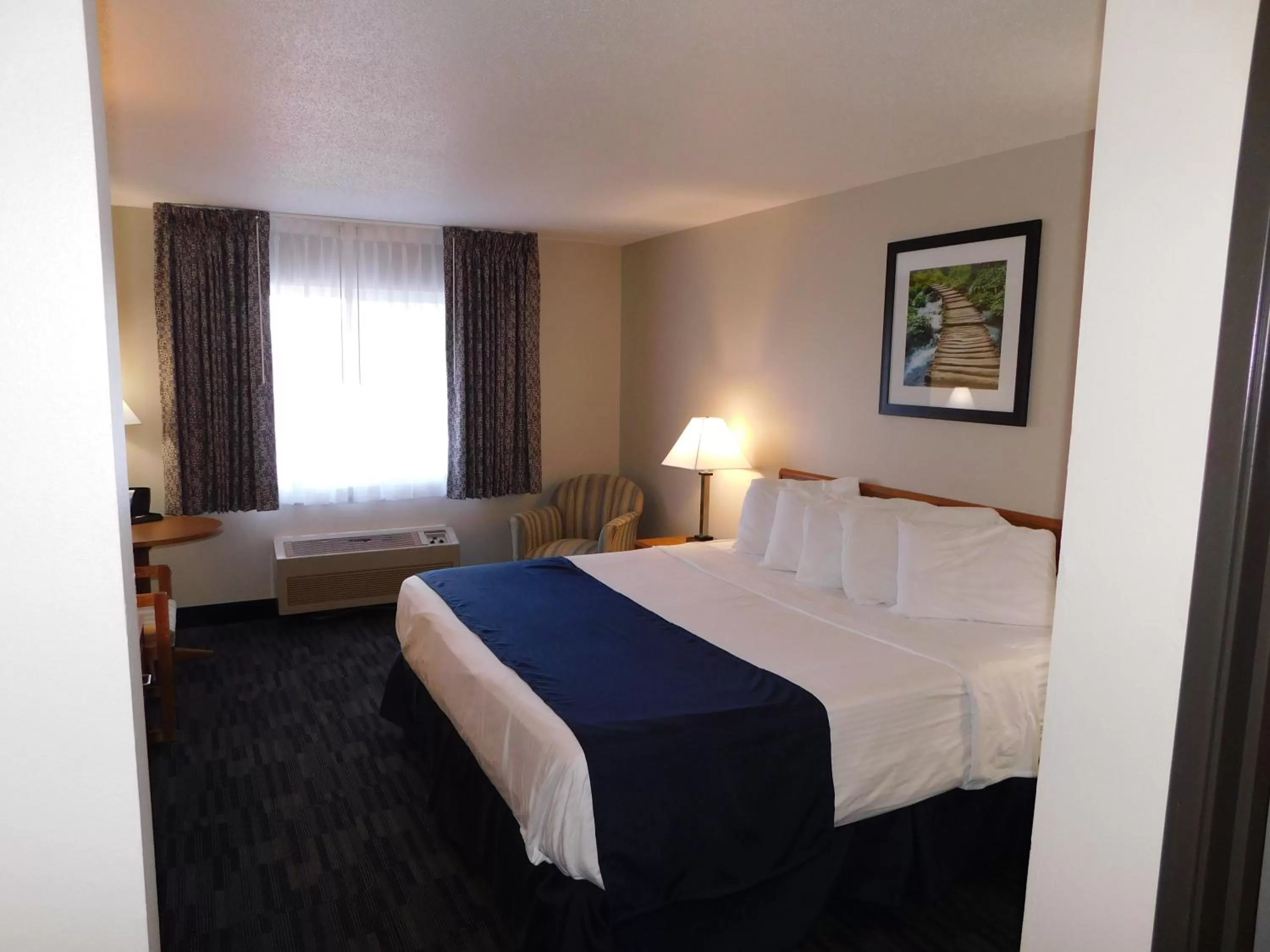 Photo of the whole room, Bed in Northwoods Best Inn - Chetek