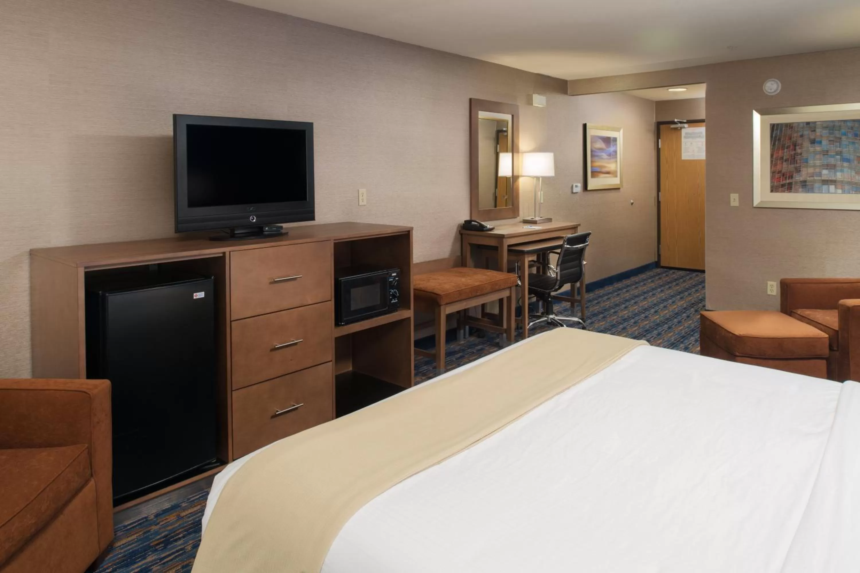 Photo of the whole room, Bed in Holiday Inn Express Rocklin - Galleria Area by IHG