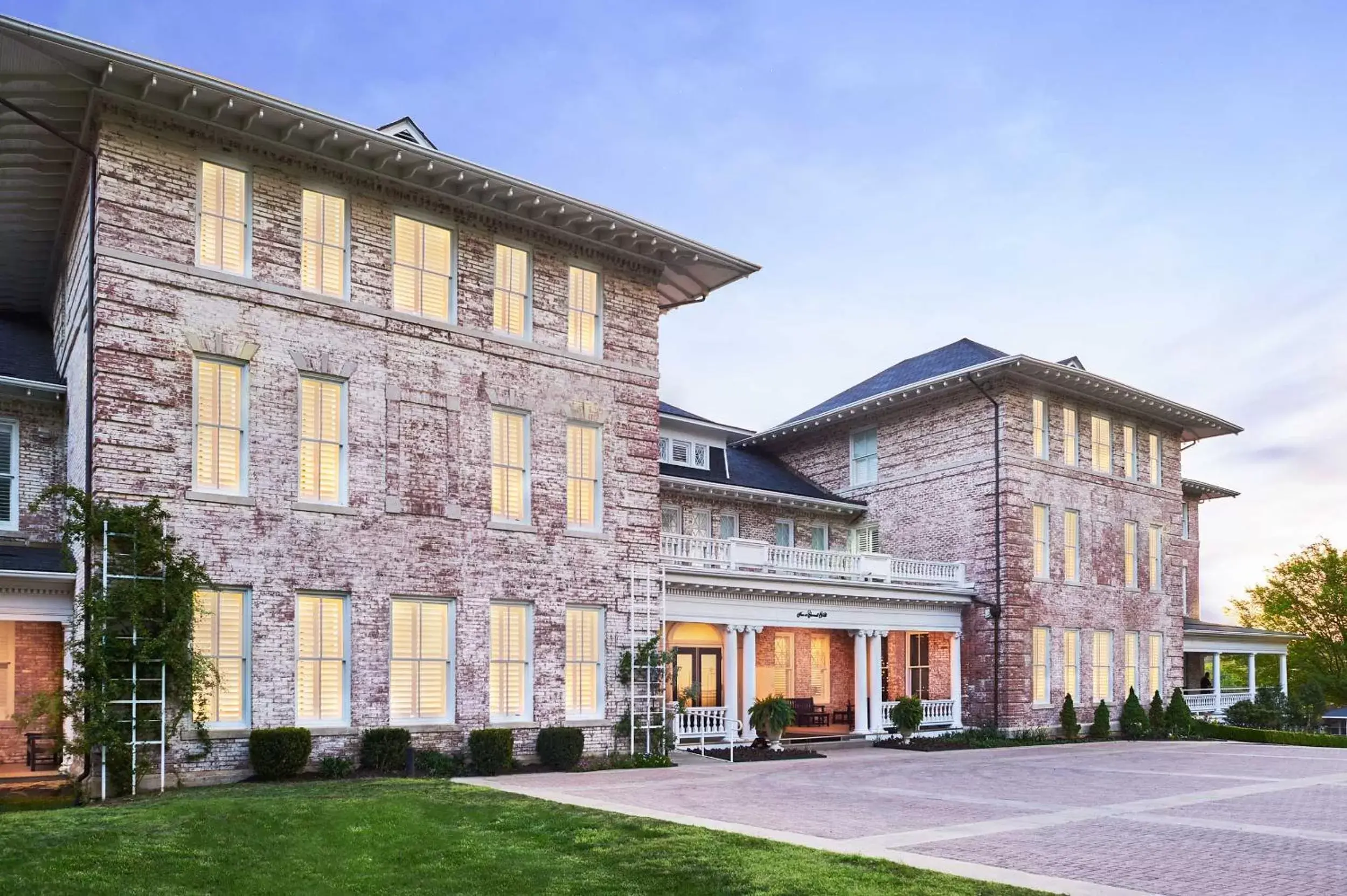 Facade/entrance, Property Building in Inn at Carnall Hall