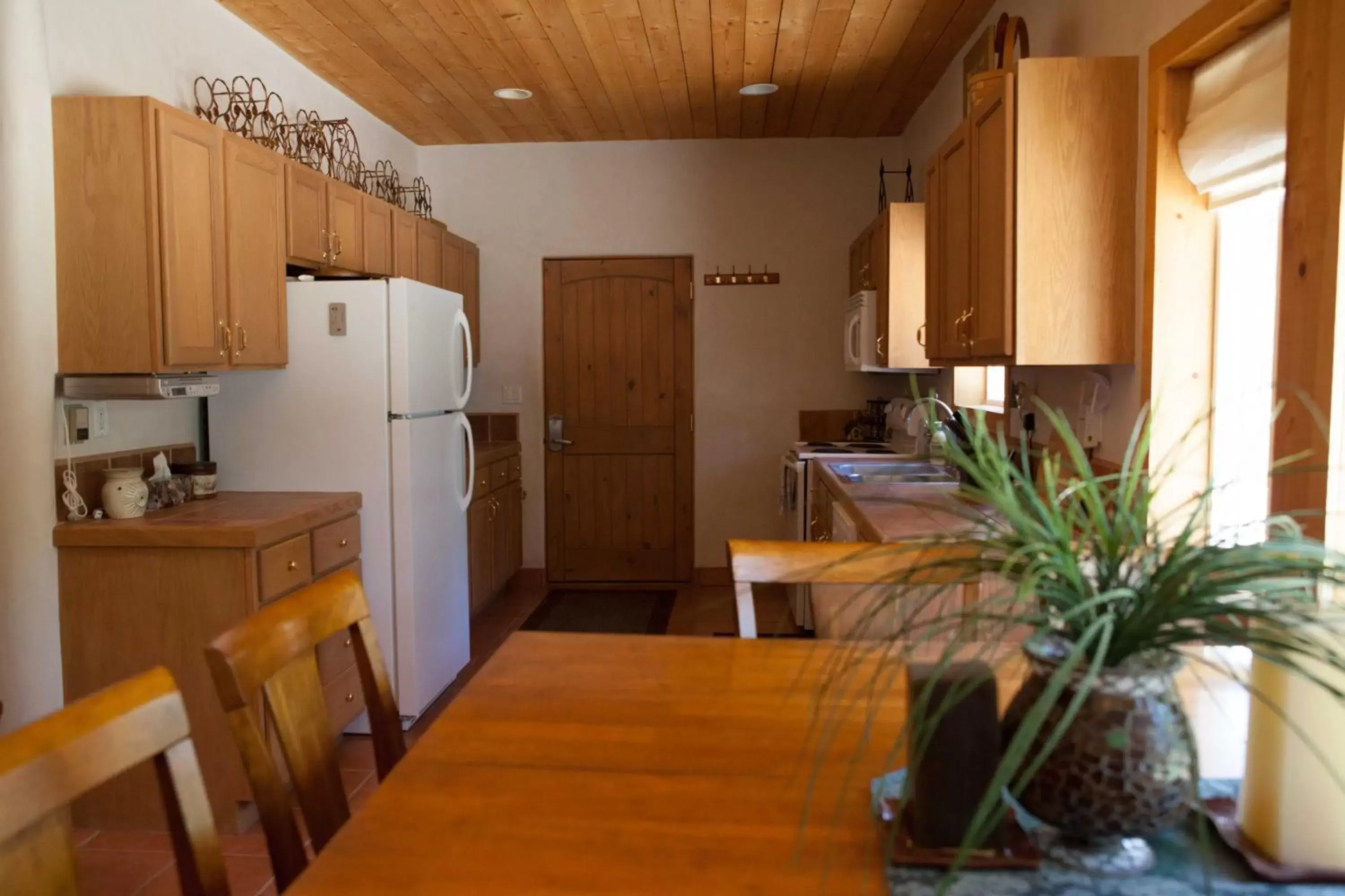 Dining area, Kitchen/Kitchenette in Shady Brook Inn Village/Resort