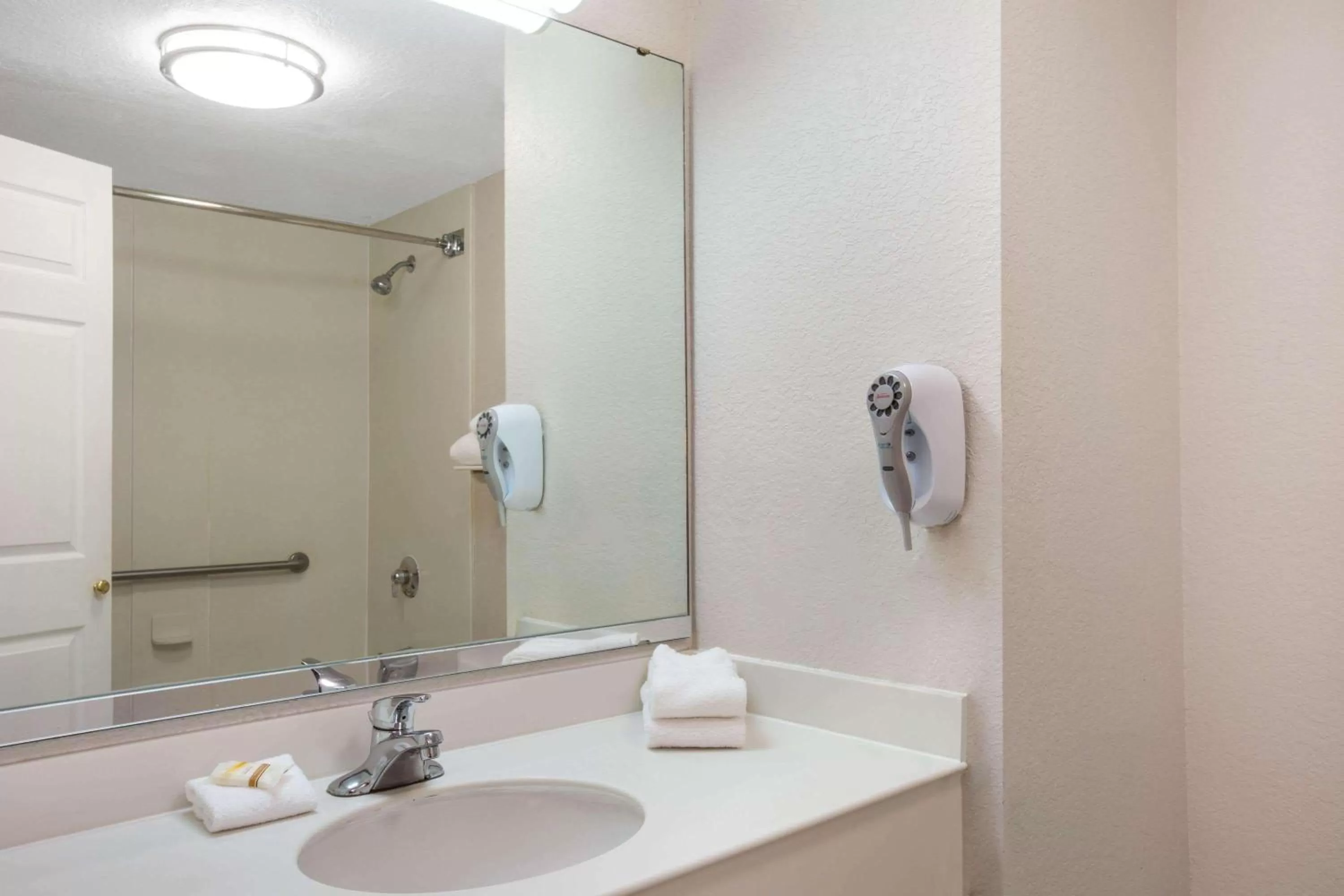 Bathroom in La Quinta by Wyndham Ft. Lauderdale Plantation