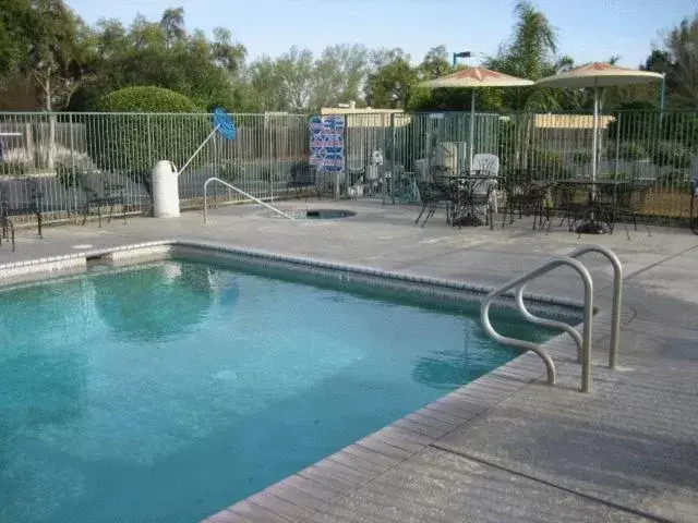 Day, Swimming Pool in Edge Water Inn