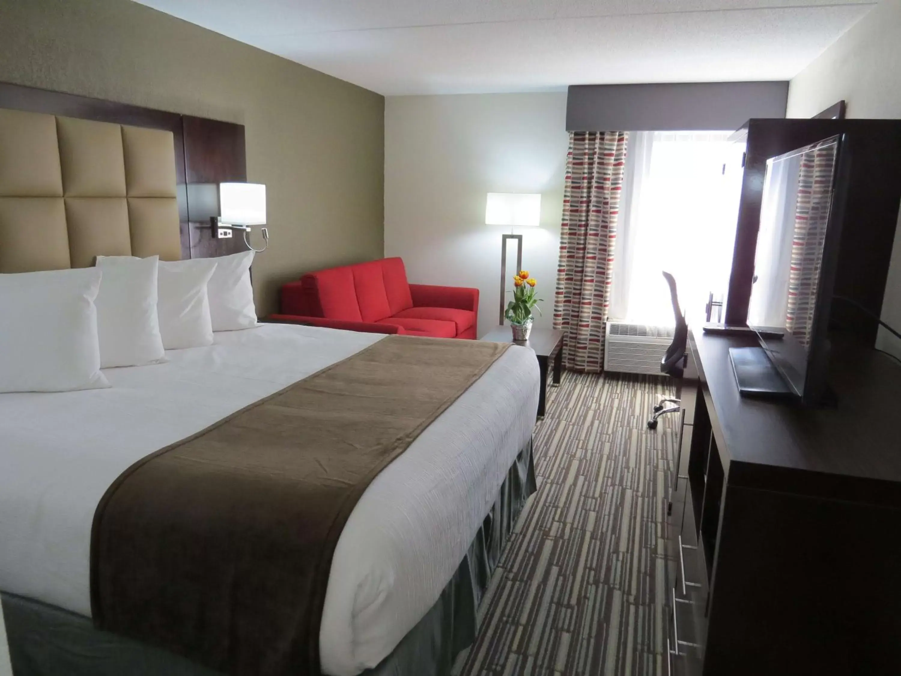 Photo of the whole room, Bed in Best Western Plus East Syracuse