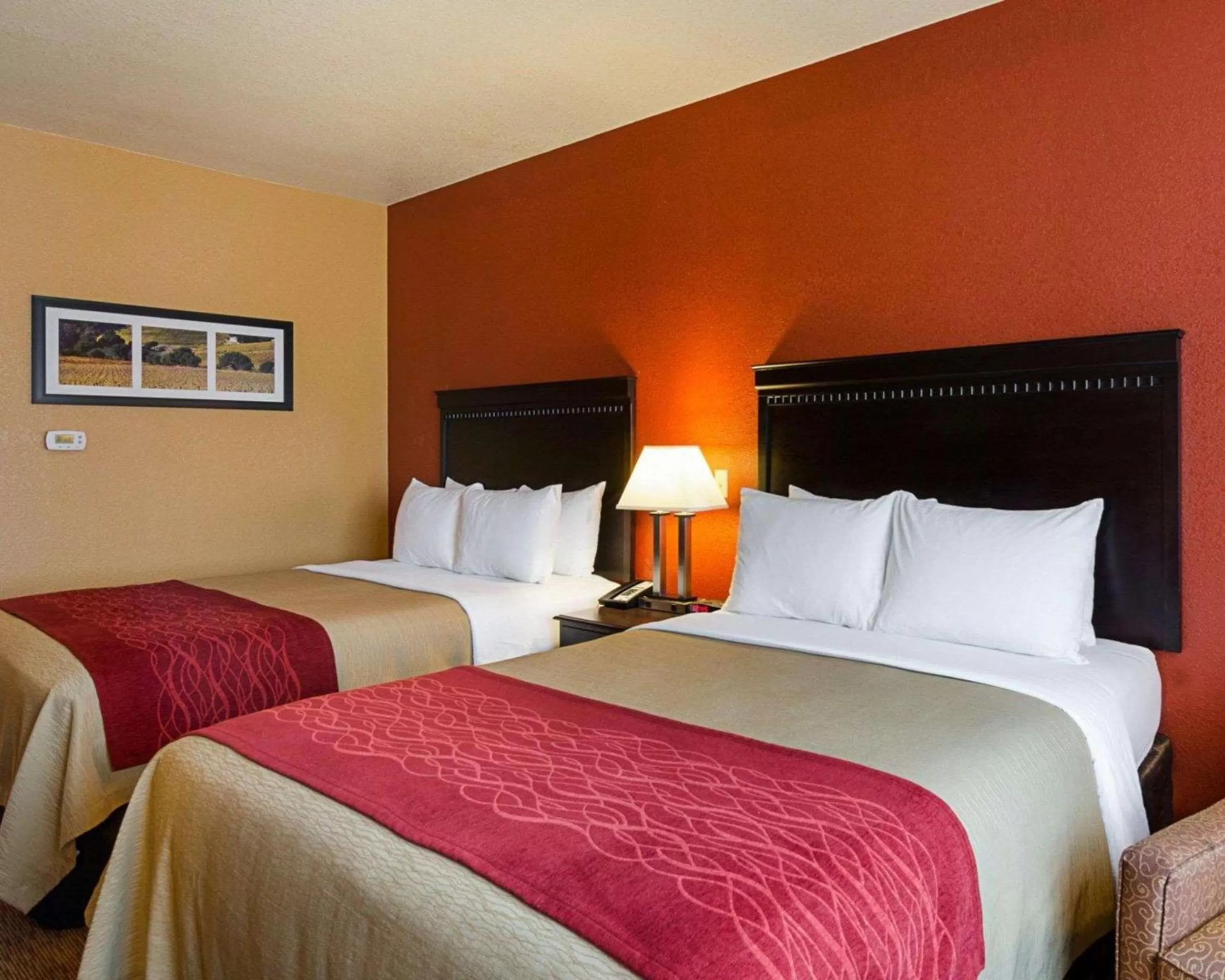 Photo of the whole room, Bed in Comfort Inn & Suites Orange - Montpelier