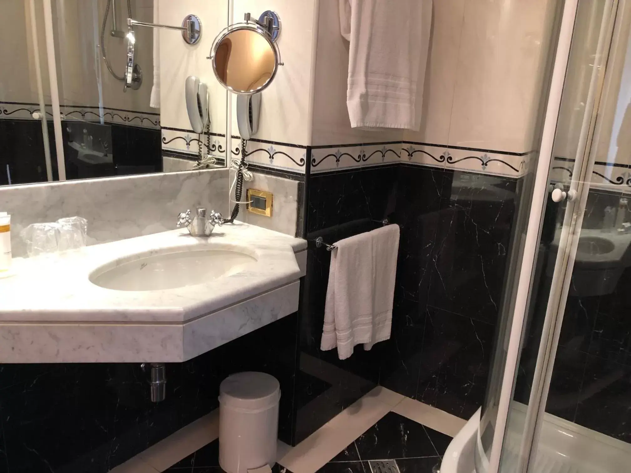 Bathroom in iH Hotels Roma Cicerone