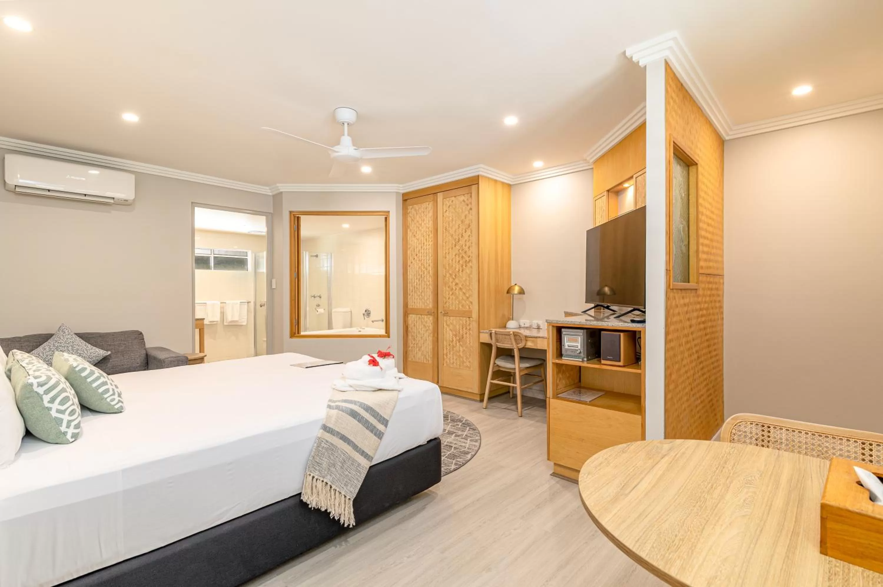 Bedroom, Bed in Seagulls