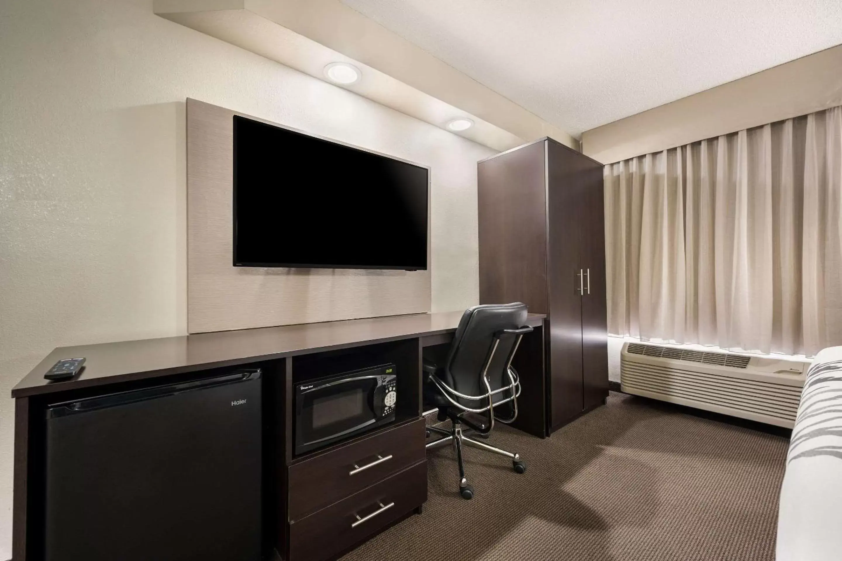 TV and multimedia, TV/Entertainment Center in Sleep Inn Athens I-65