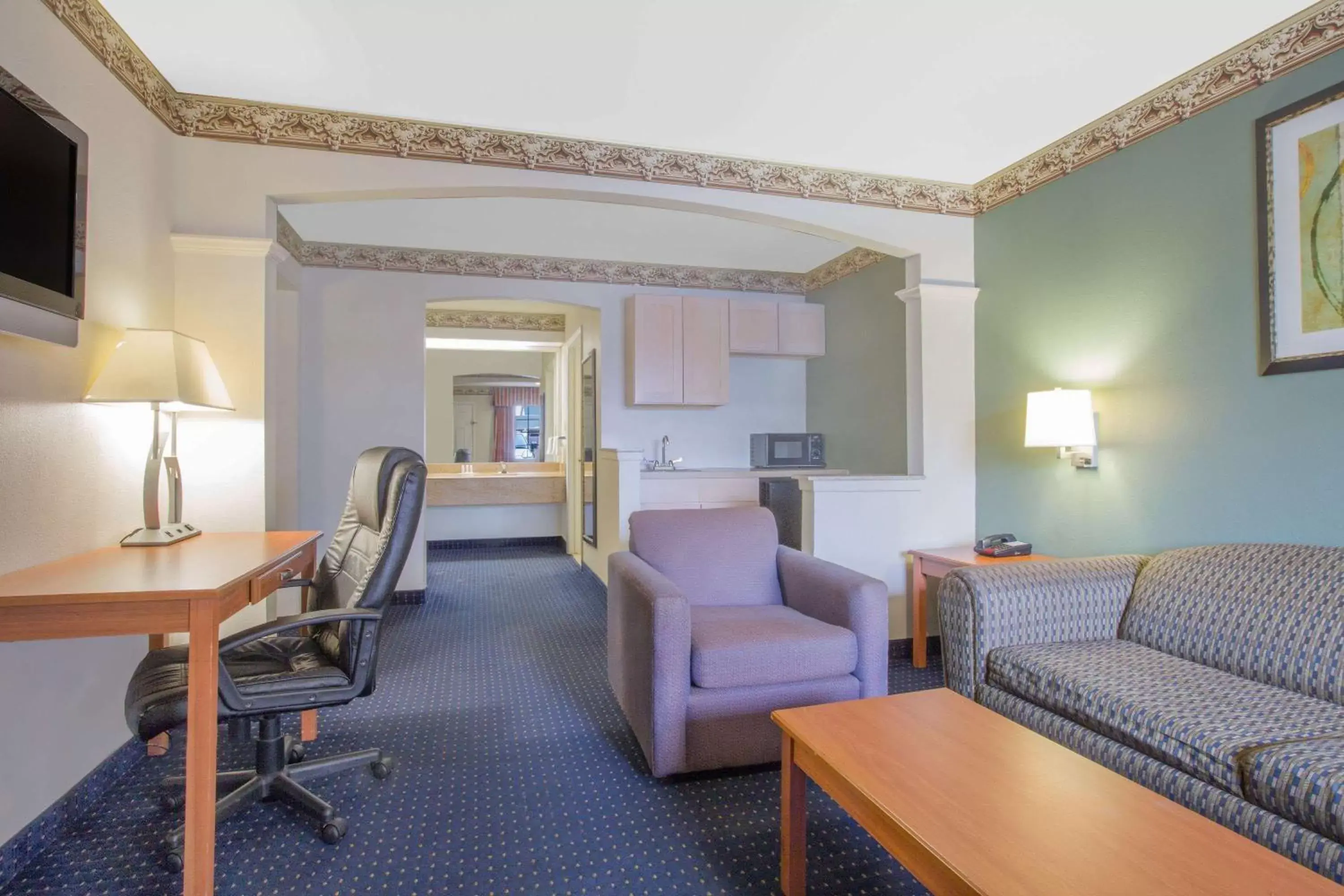 Photo of the whole room, Seating Area in Days Inn by Wyndham Nacogdoches/SFA University/Downtown