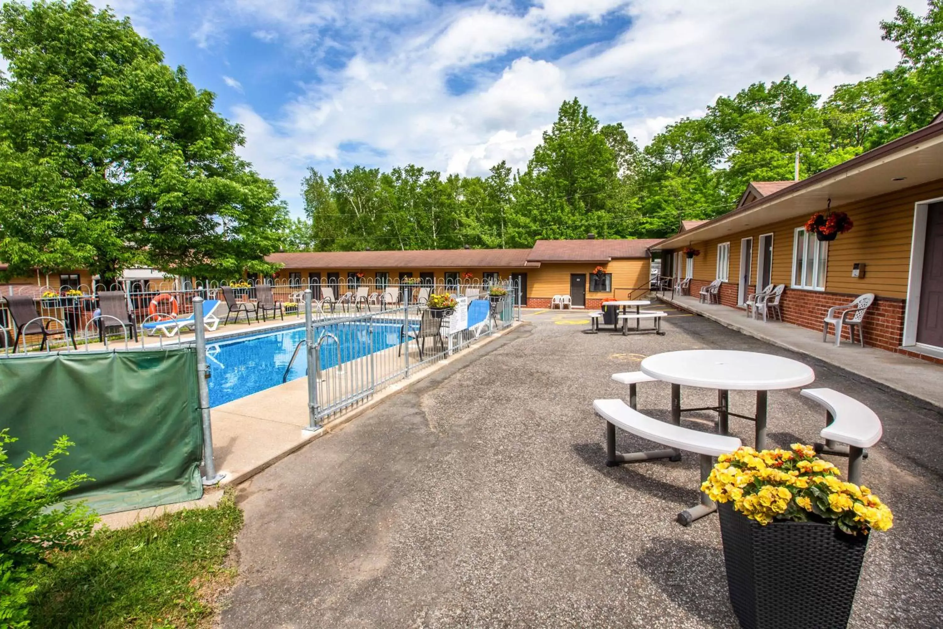 Swimming Pool in Motel et Camping Etchemin