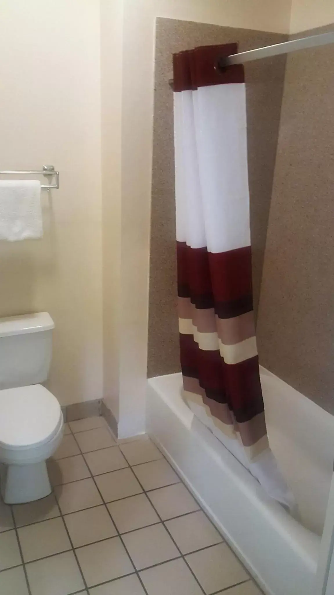 Bathroom in Red Roof Inn & Suites Houston – Humble/IAH Airport