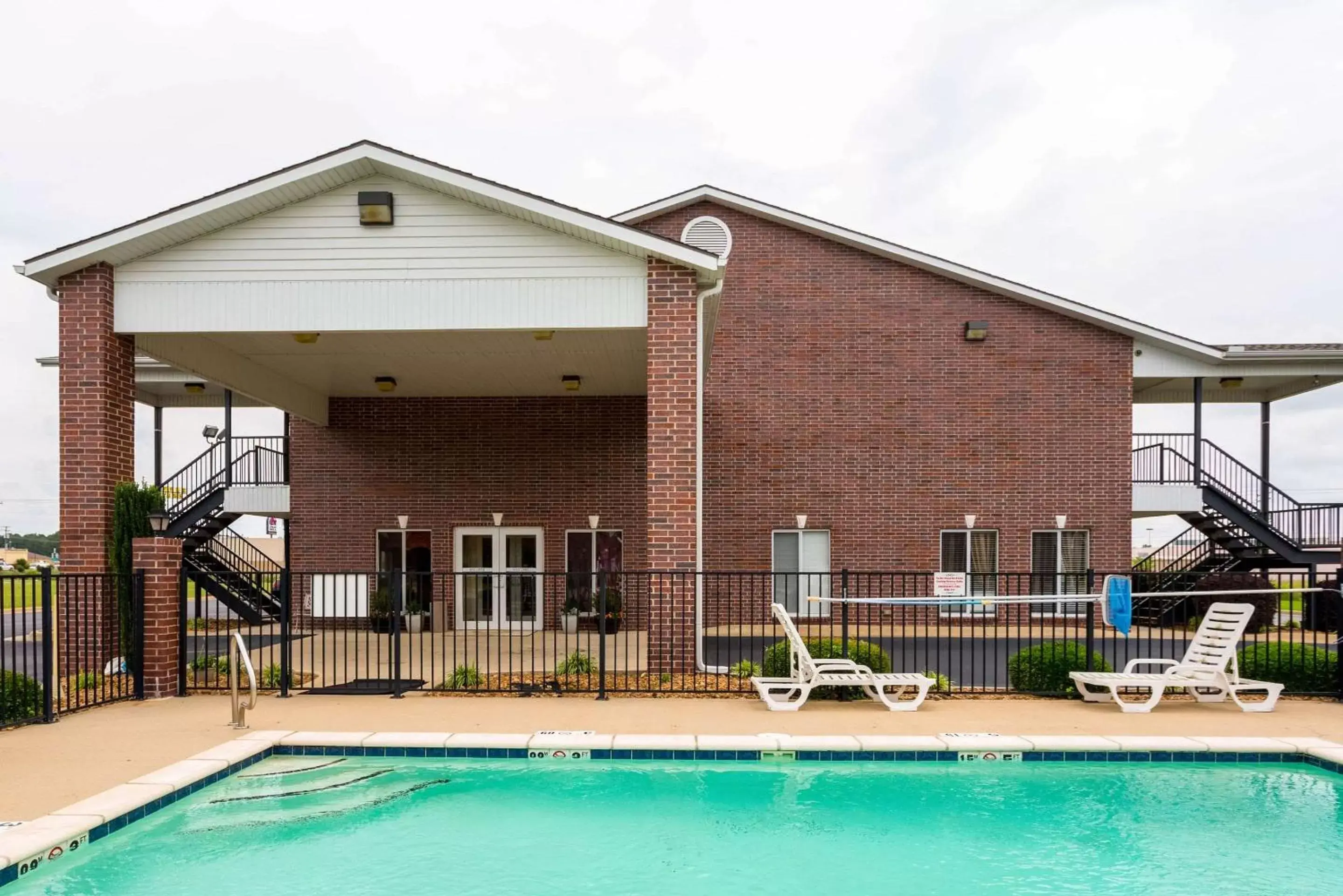 On site, Swimming Pool in Econo Lodge Inn & Suites Searcy