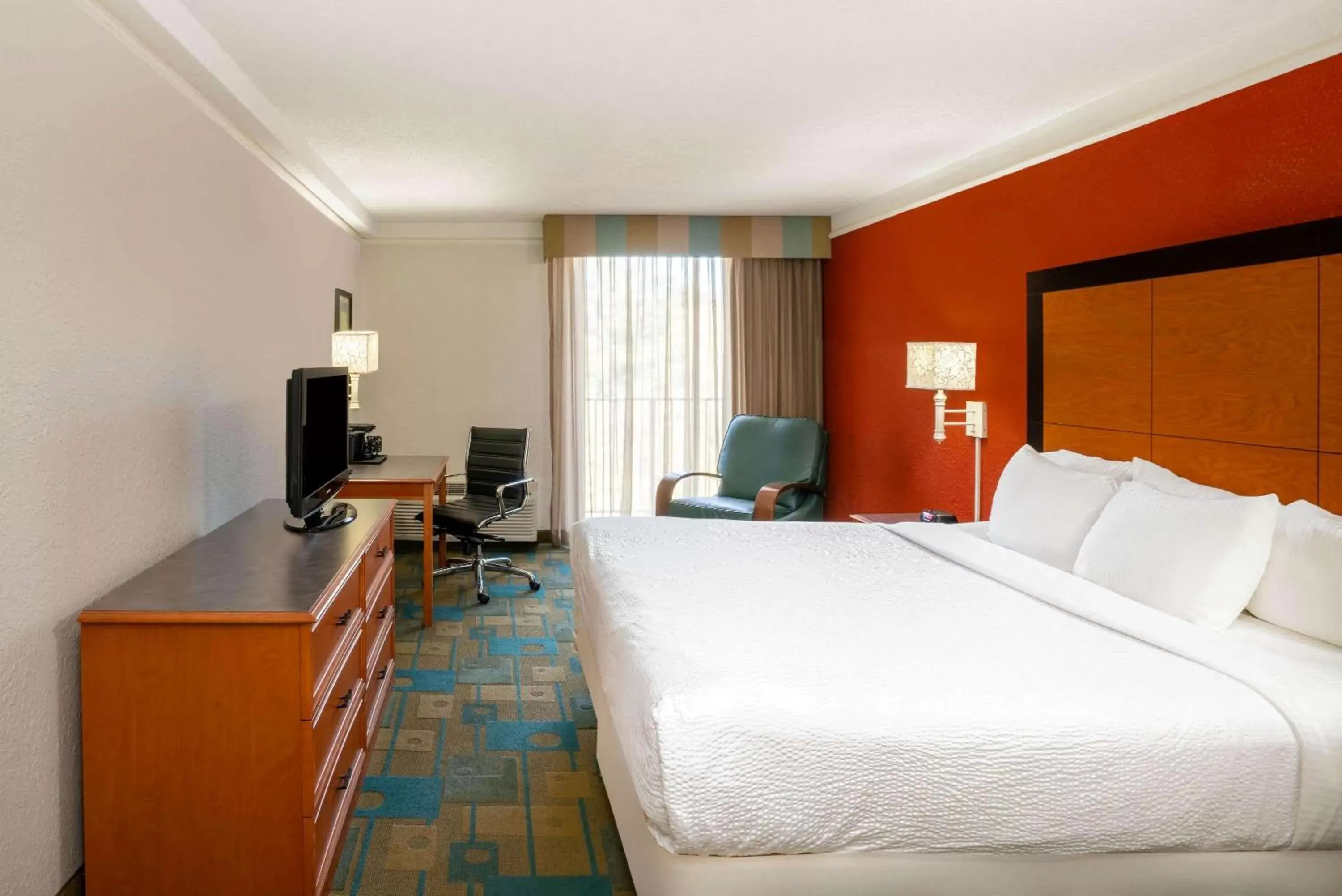 Bed in La Quinta by Wyndham Nashville Airport/Opryland