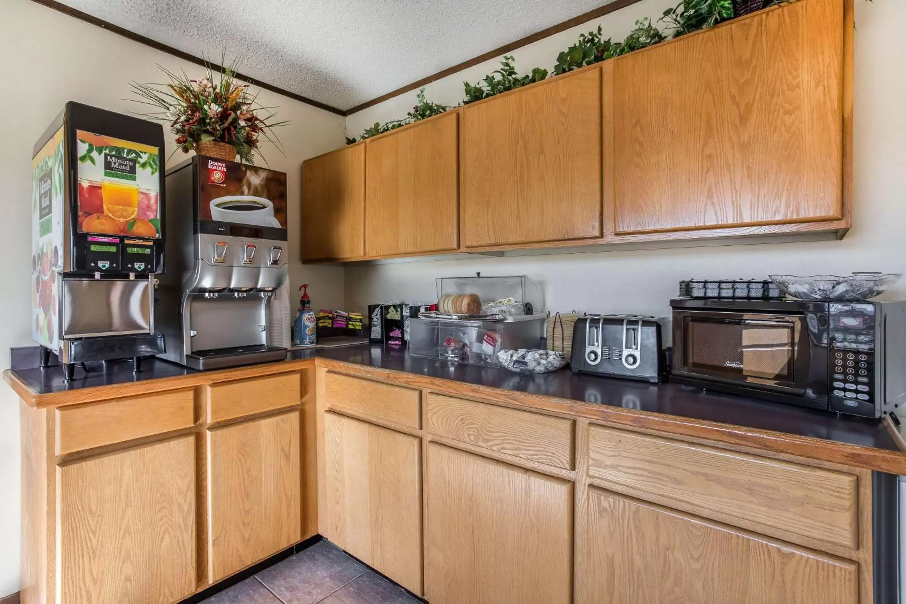 Restaurant/places to eat, Kitchen/Kitchenette in Rodeway Inn Pronghorn Lodge