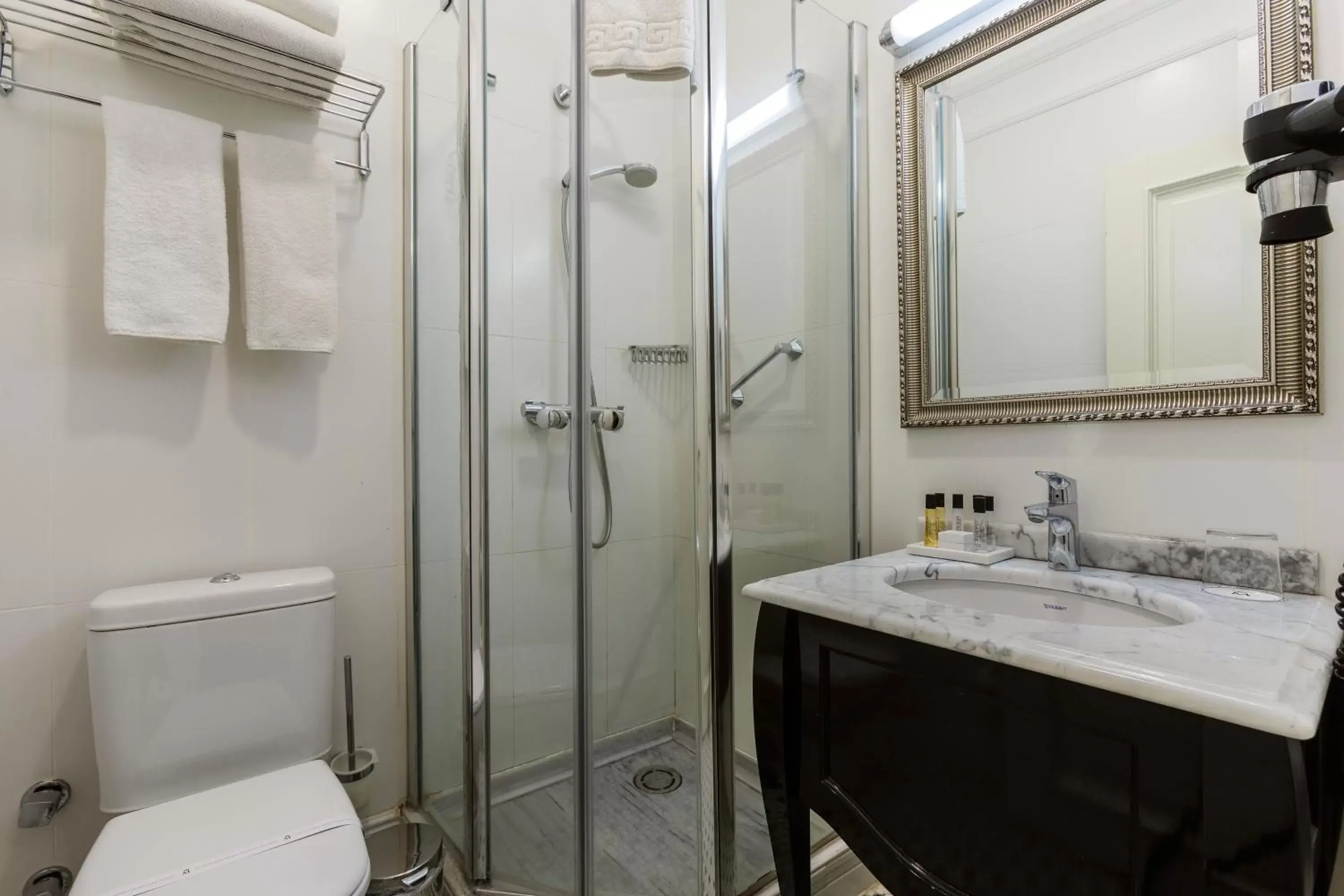 Shower, Bathroom in Meroddi Galata Mansion