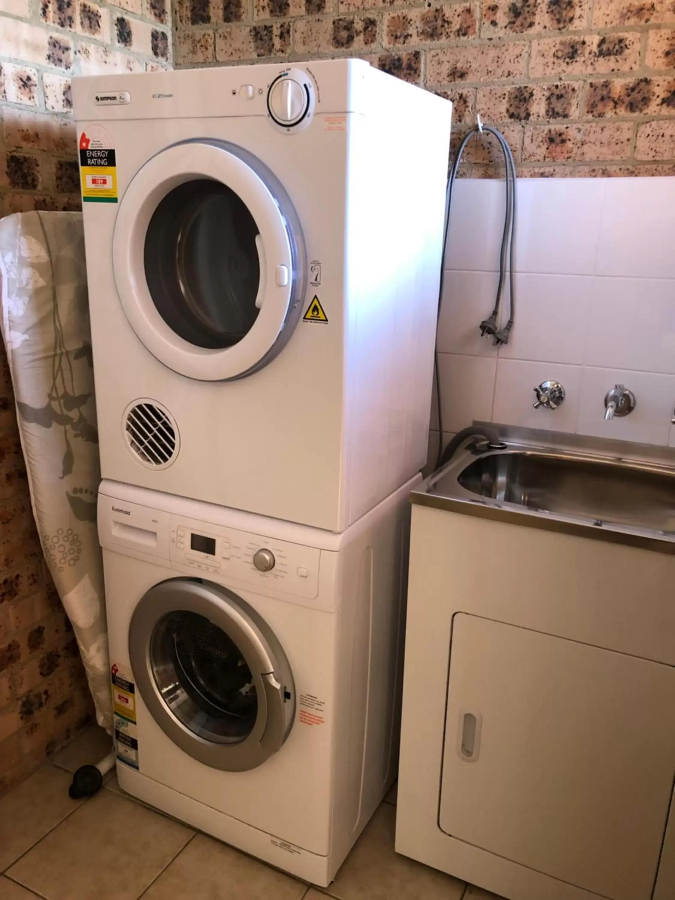 Kitchen/Kitchenette in Avaleen Lodge Motor Inn