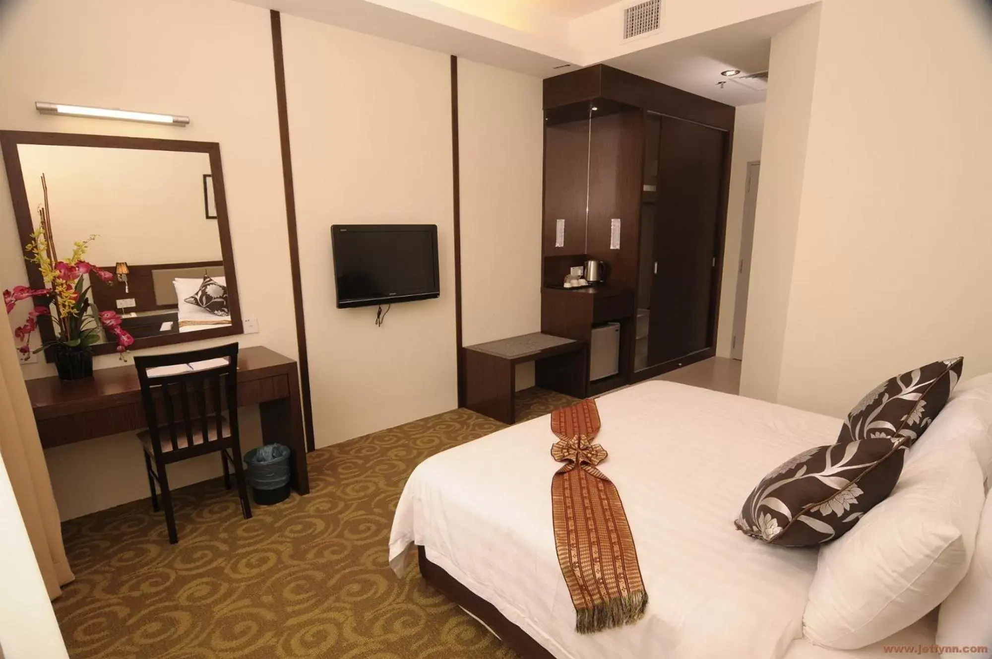 Photo of the whole room, TV/Entertainment Center in Seemsoon Hotel