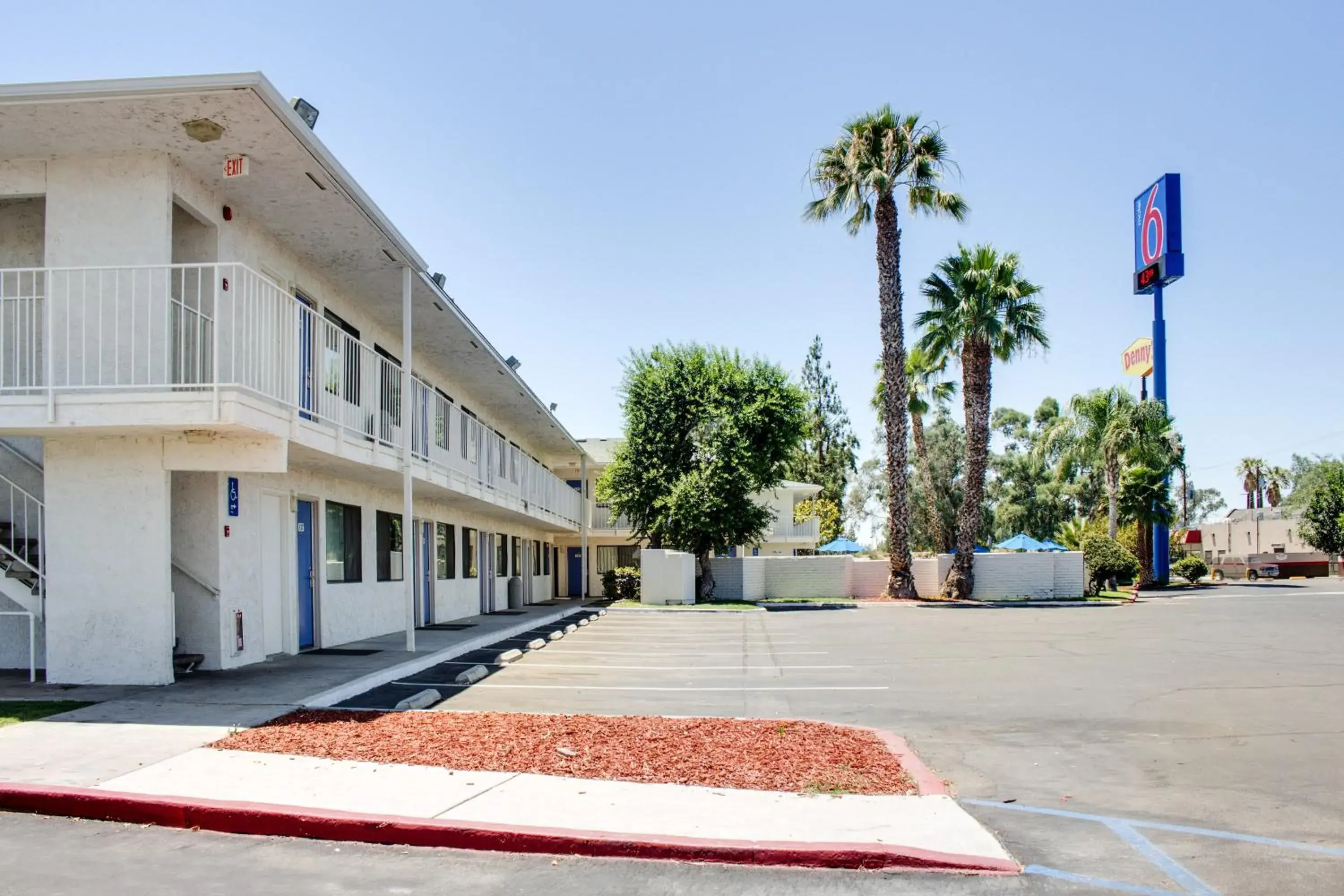 Facade/Entrance in Motel 6-Bakersfield, CA - South