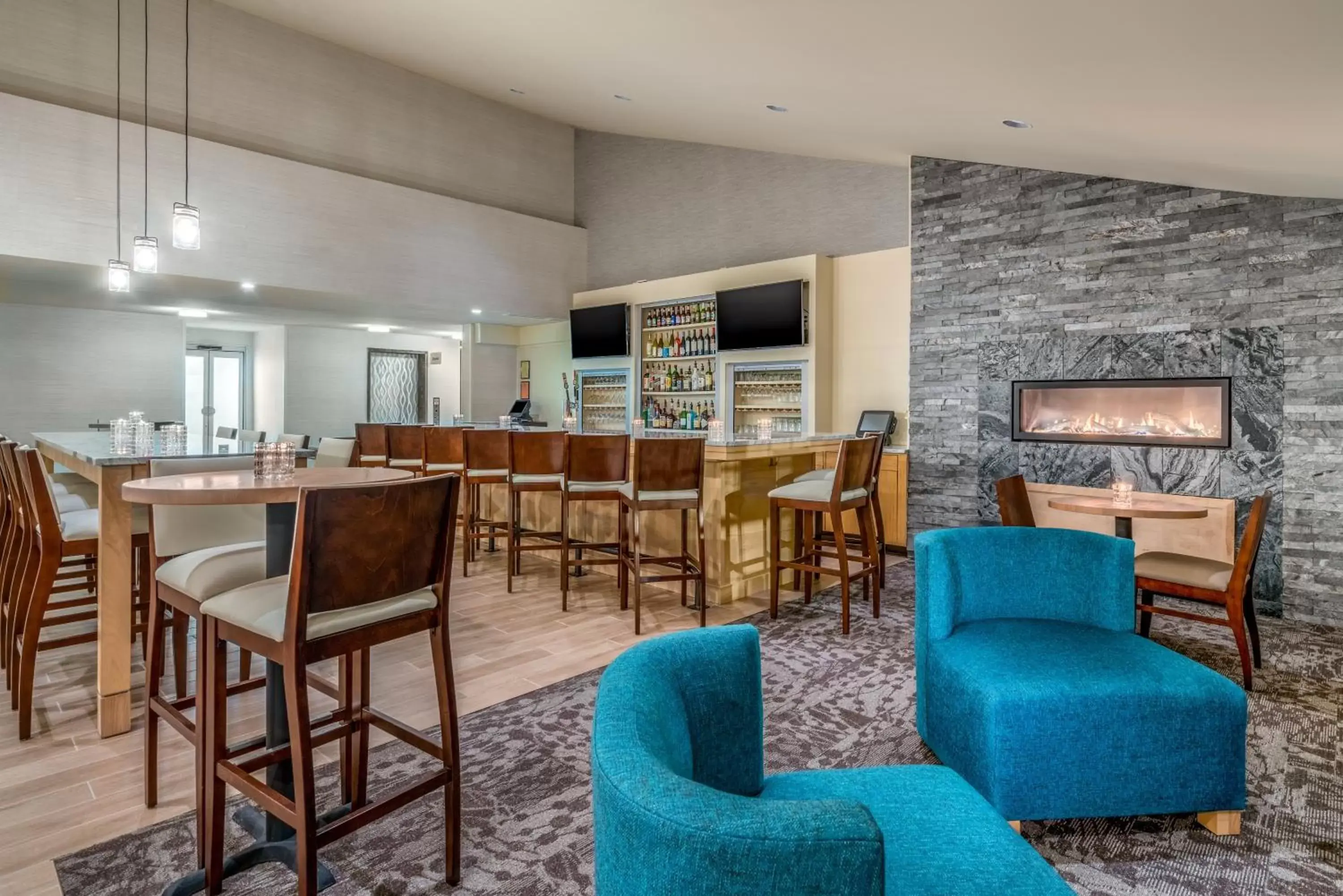 Lounge or bar, Lounge/Bar in Holiday Inn Cape Cod - Hyannis, an IHG Hotel