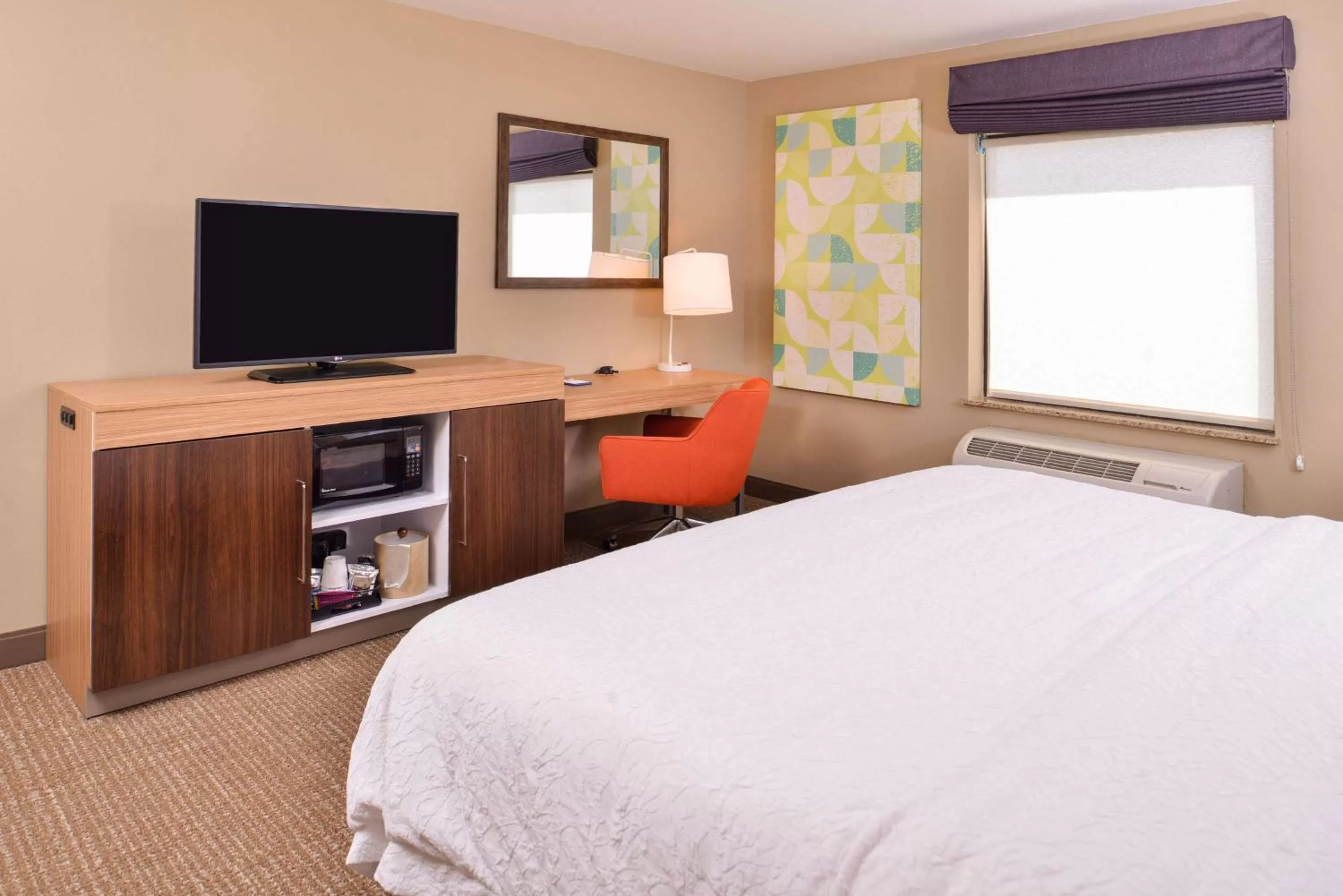 Bedroom, Bed in Hampton Inn York