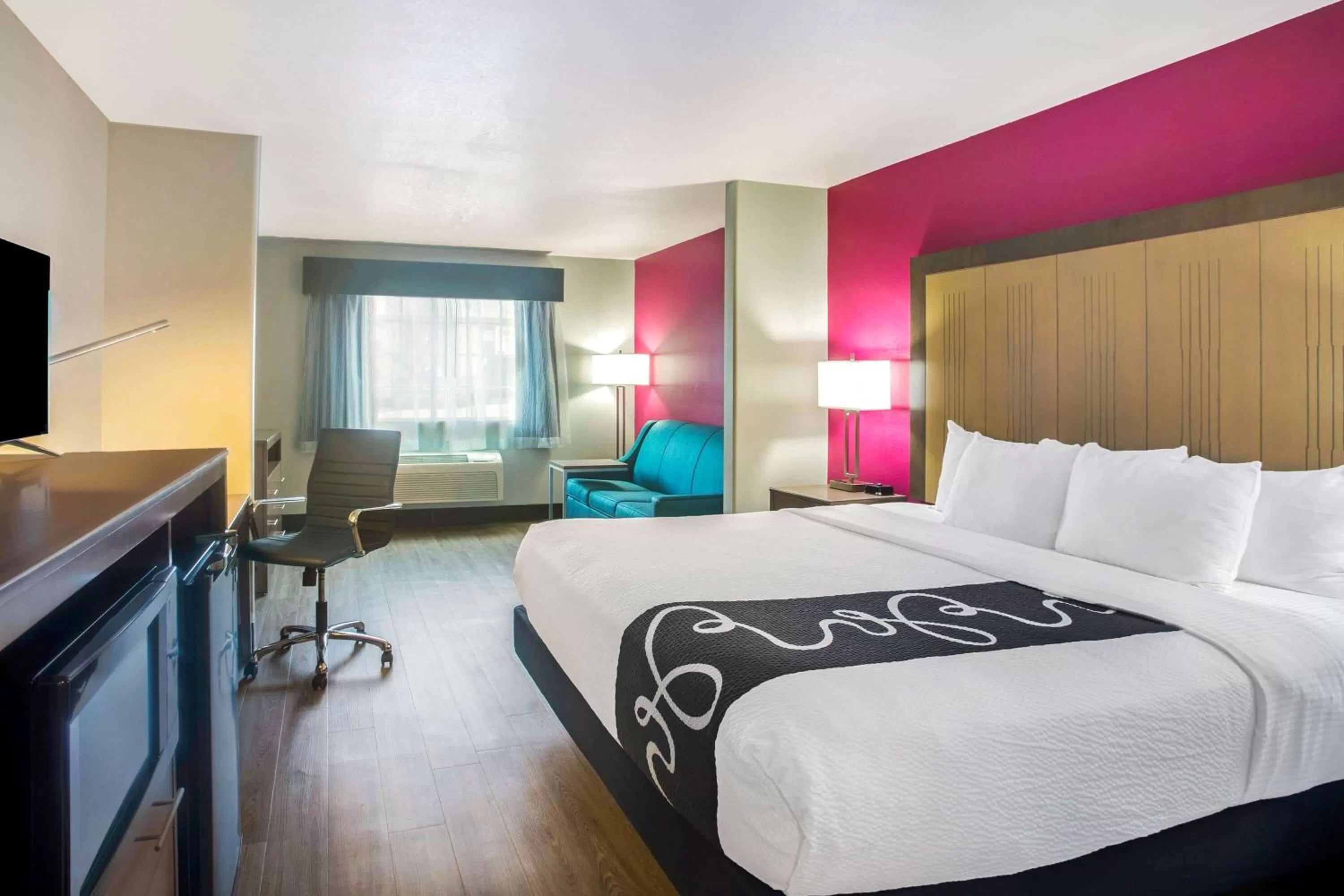 Photo of the whole room, Bed in La Quinta by Wyndham Fort Smith